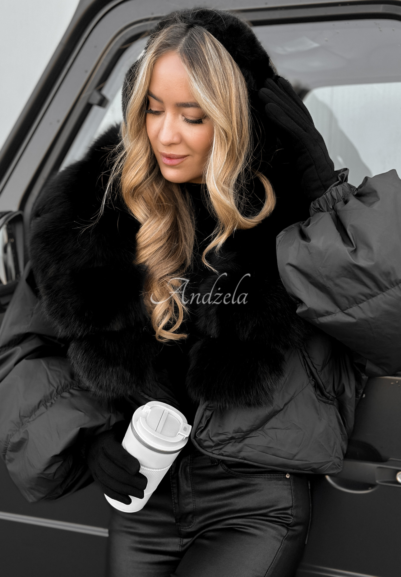 Krótka puchowa kurtka z futerkiem Snow Thanks czarna