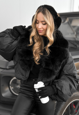 Kr&oacute;tka puchowa kurtka z futerkiem Snow Thanks czarna