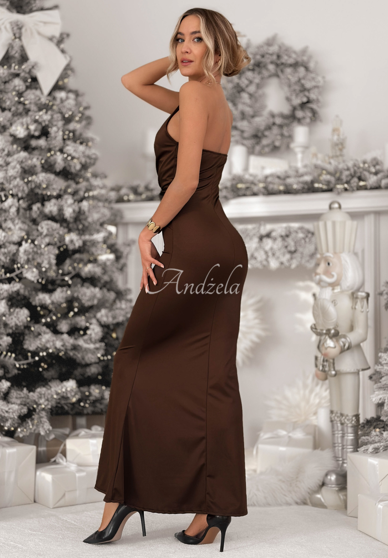 Maxi dress with necklace Never Felt Like This chocolate.