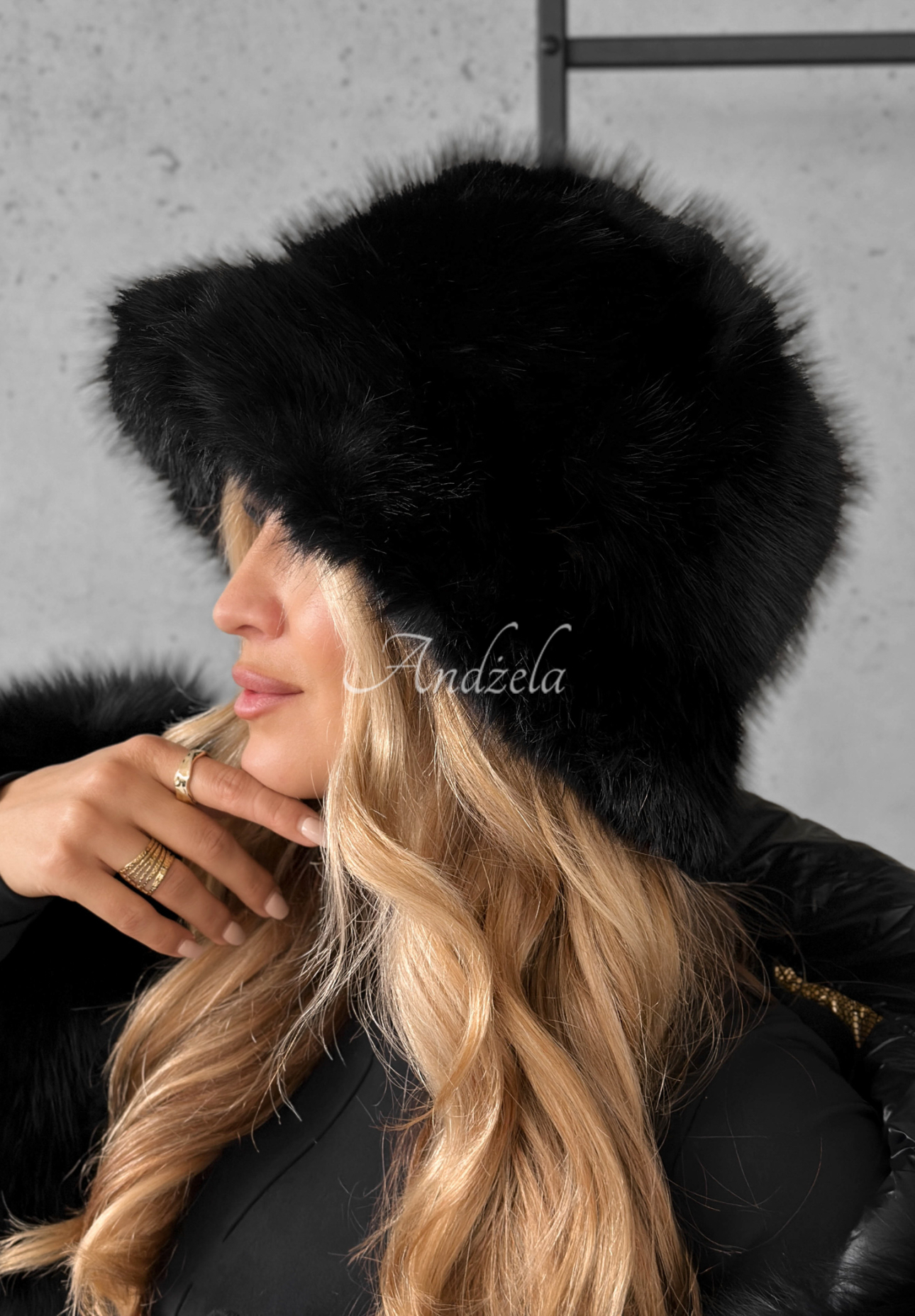 Czapka bucket hat z futerkiem When Snow Falls czarna