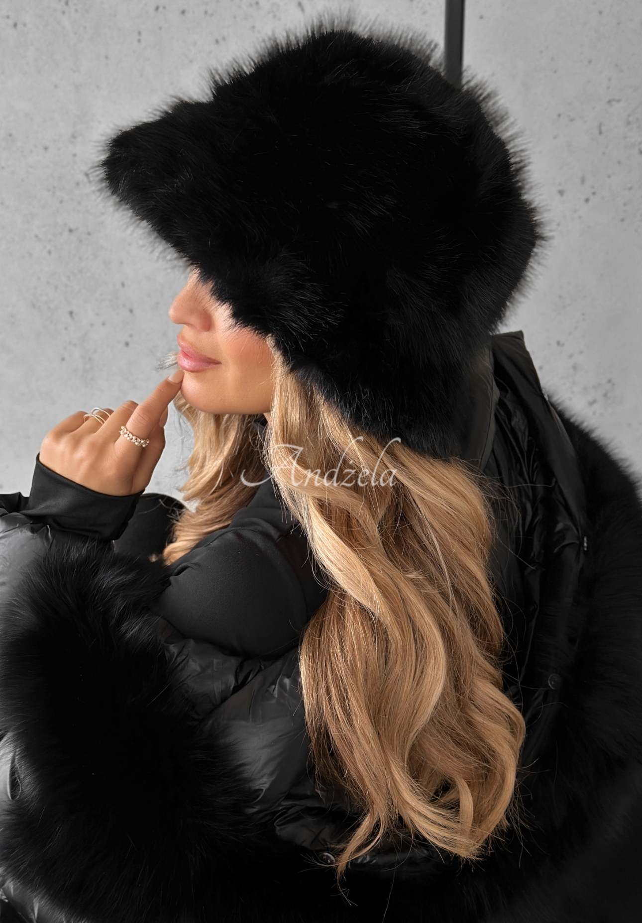 Czapka bucket hat z futerkiem When Snow Falls czarna