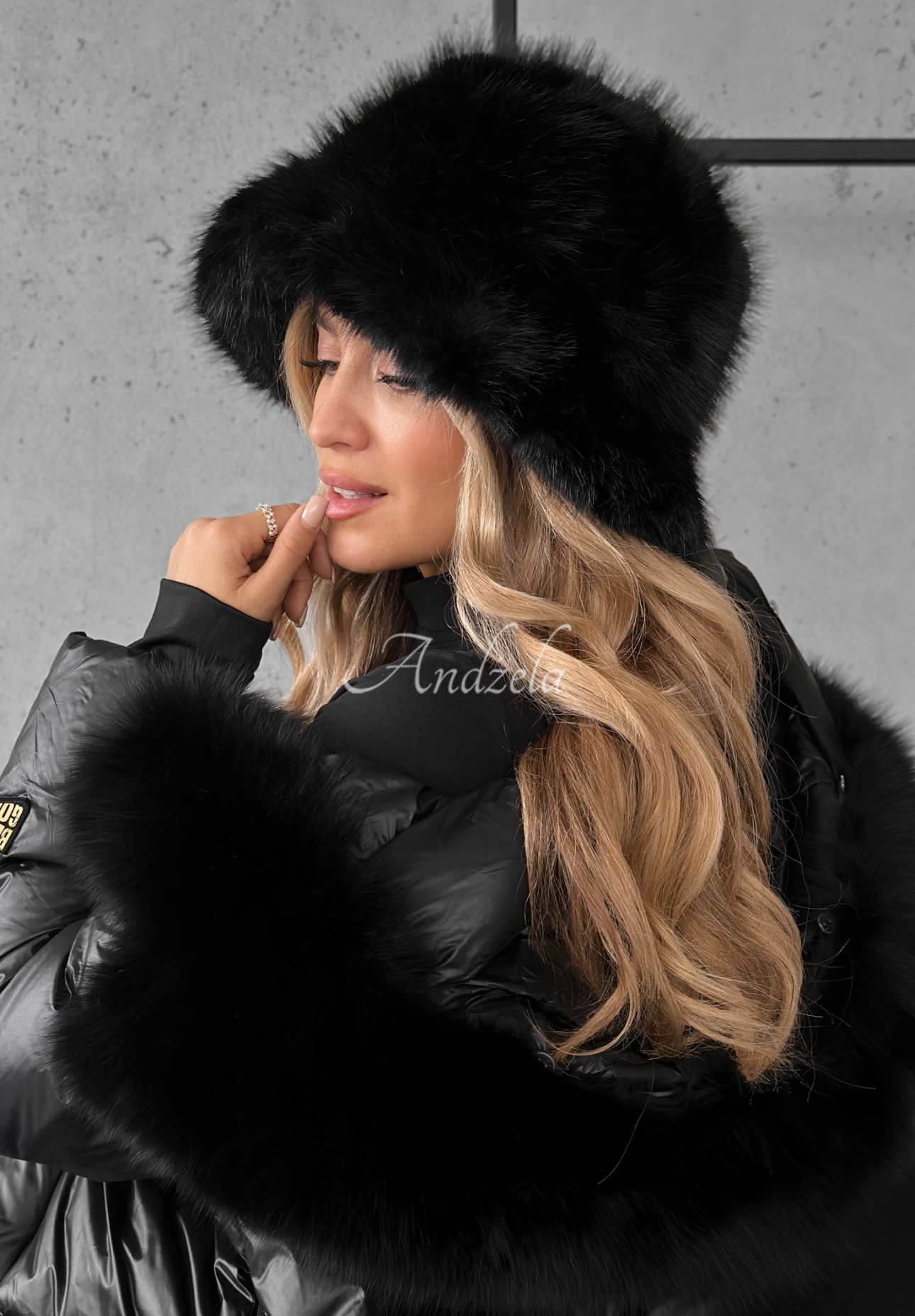 Czapka bucket hat z futerkiem When Snow Falls czarna