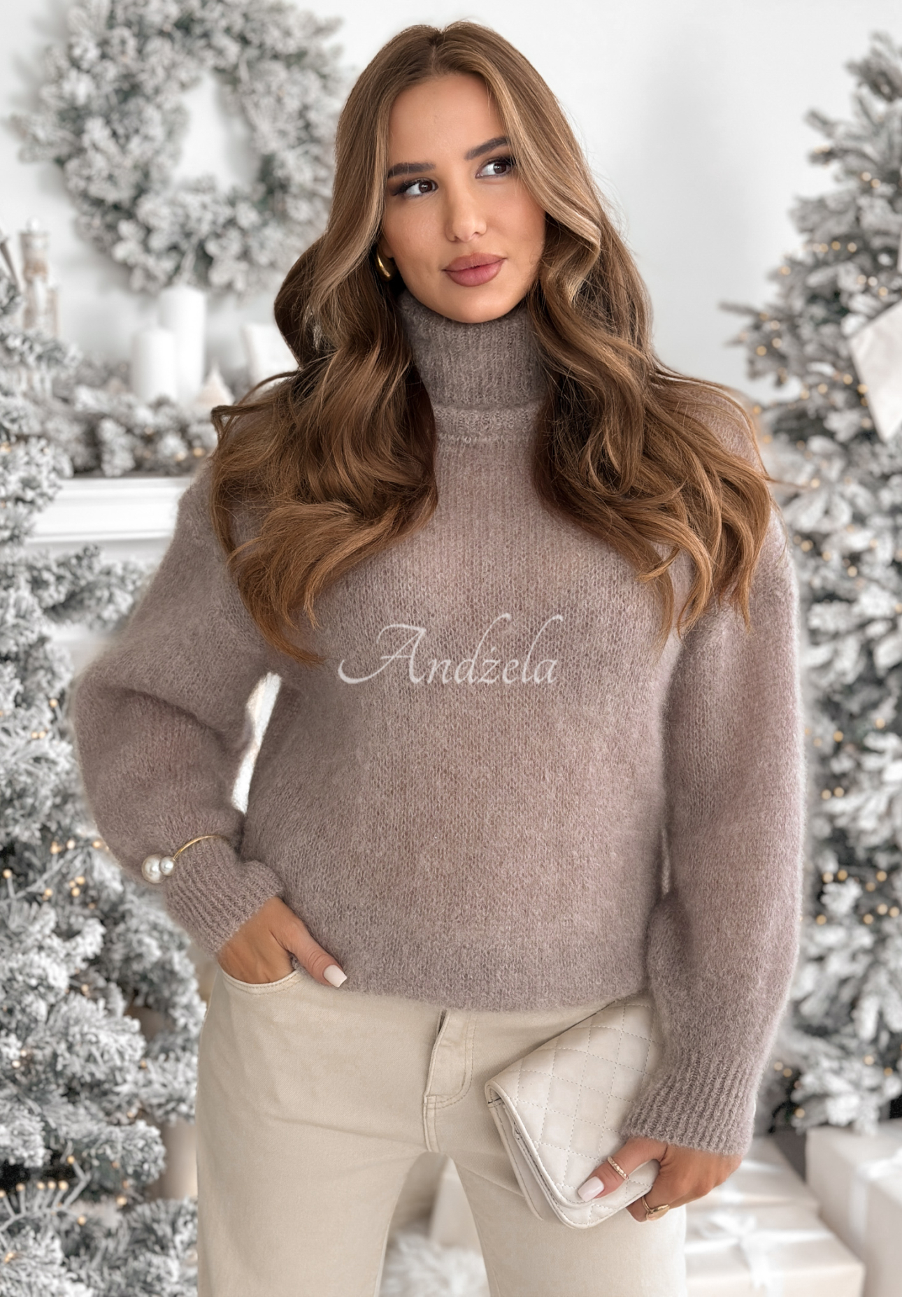 Moherowy sweter z golfem Fireplace Stories beżowy