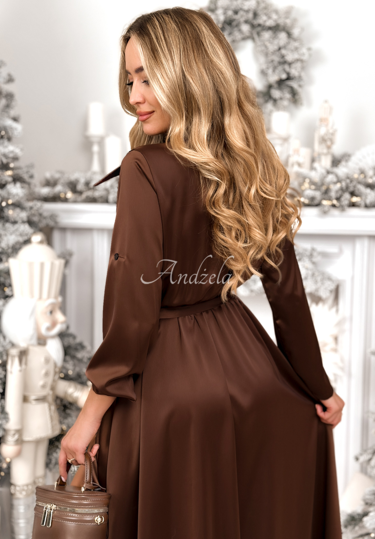 Koszulowa satynowa sukienka maxi Maybe Yes Maybe No czekoladowa