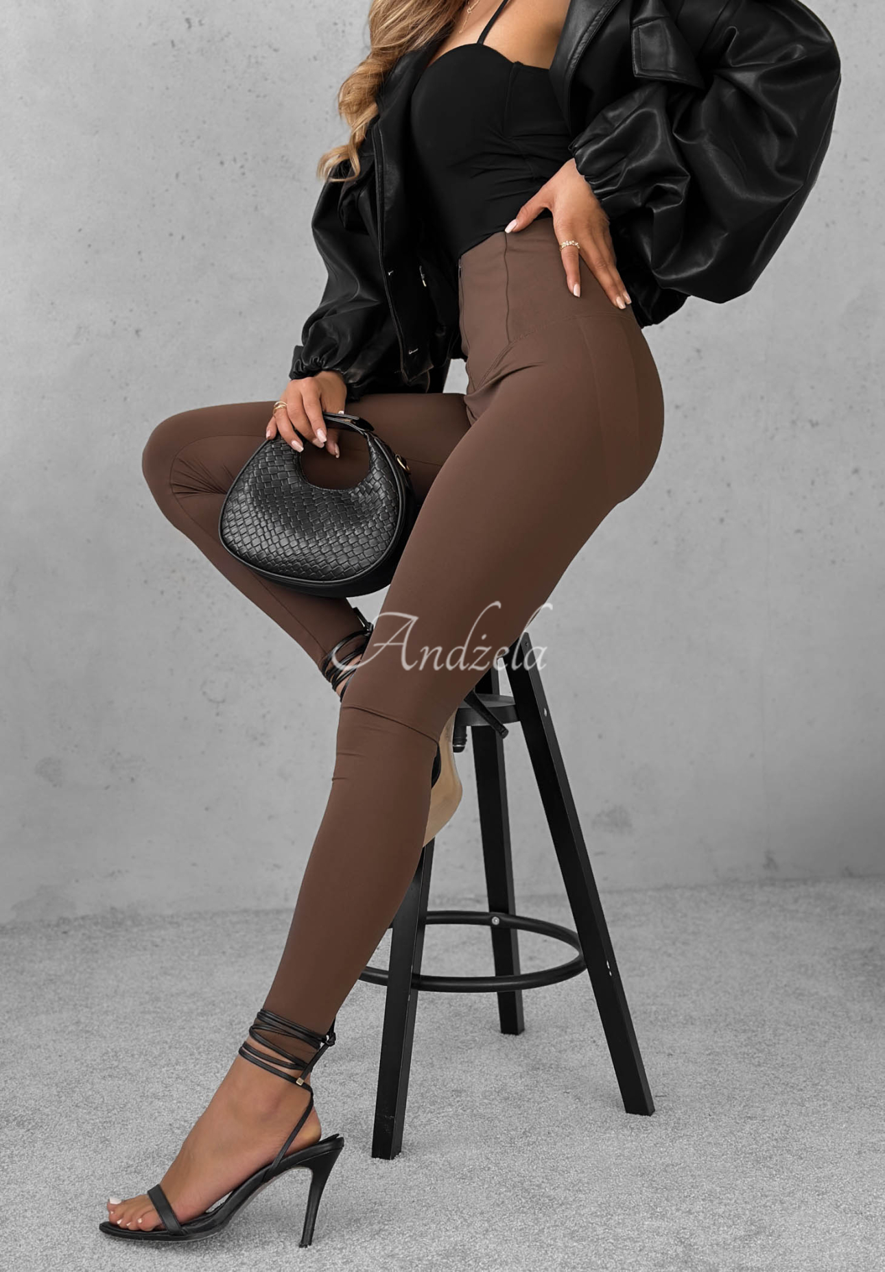 Modeling leggings Too Good chocolate