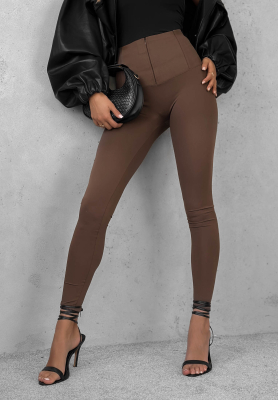 Modeling leggings Too Good chocolate