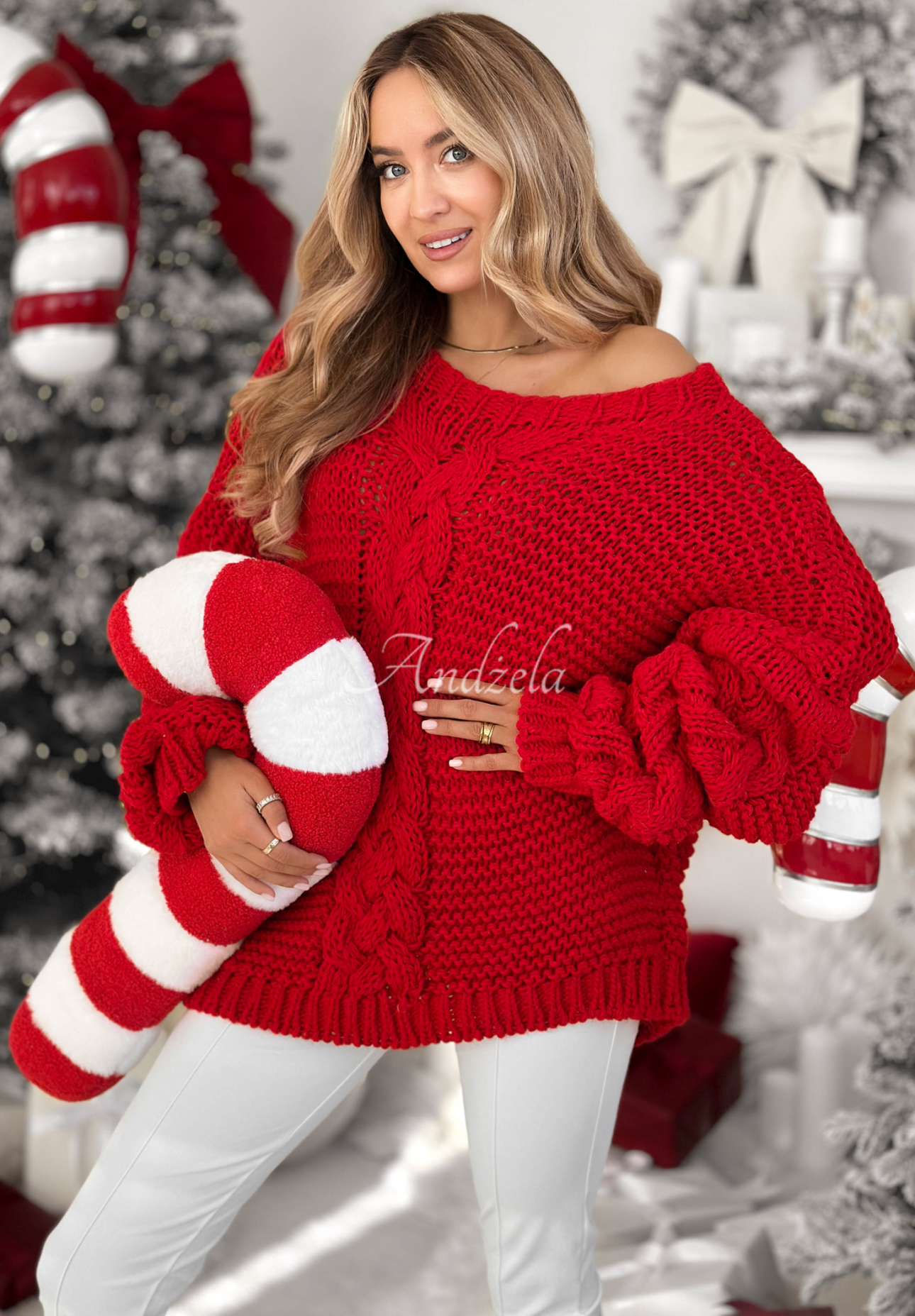 Oversize sweater decoratively braided with wool White Season red