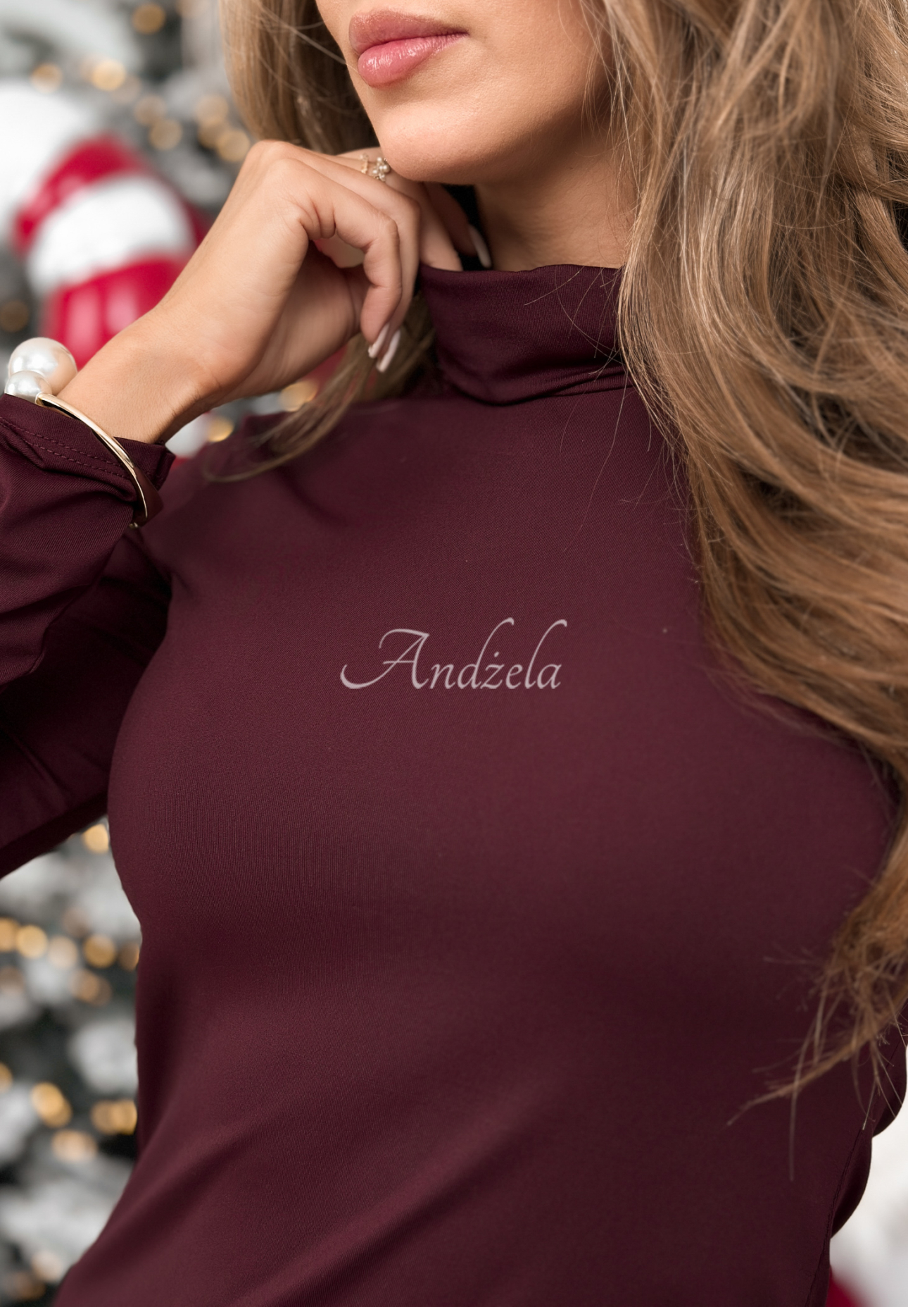 Asymetryczna sukienka z golfem i koronką Ordinary World burgundowa