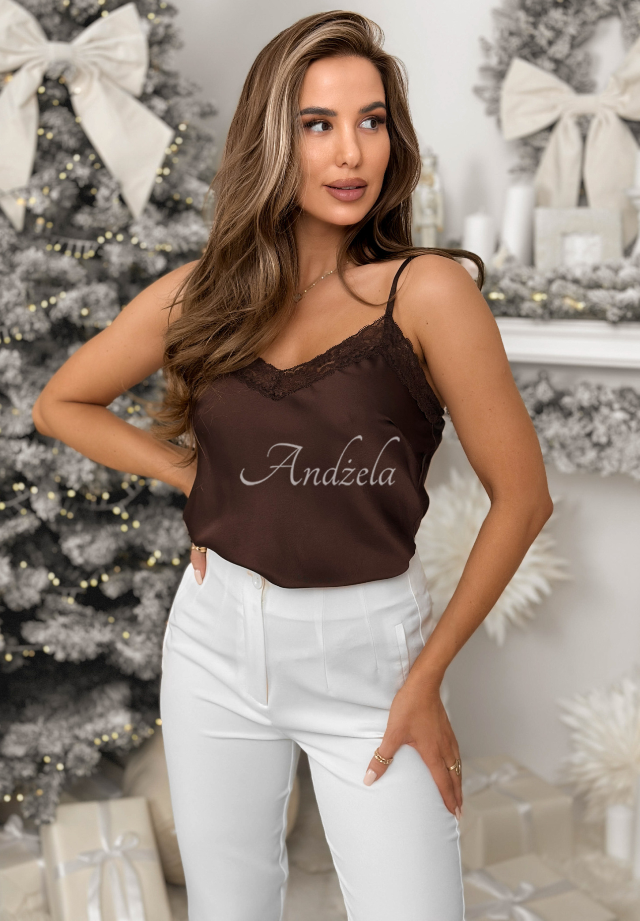 Satynowy top na ramiączkach z koronką Unsaid Words czekoladowy