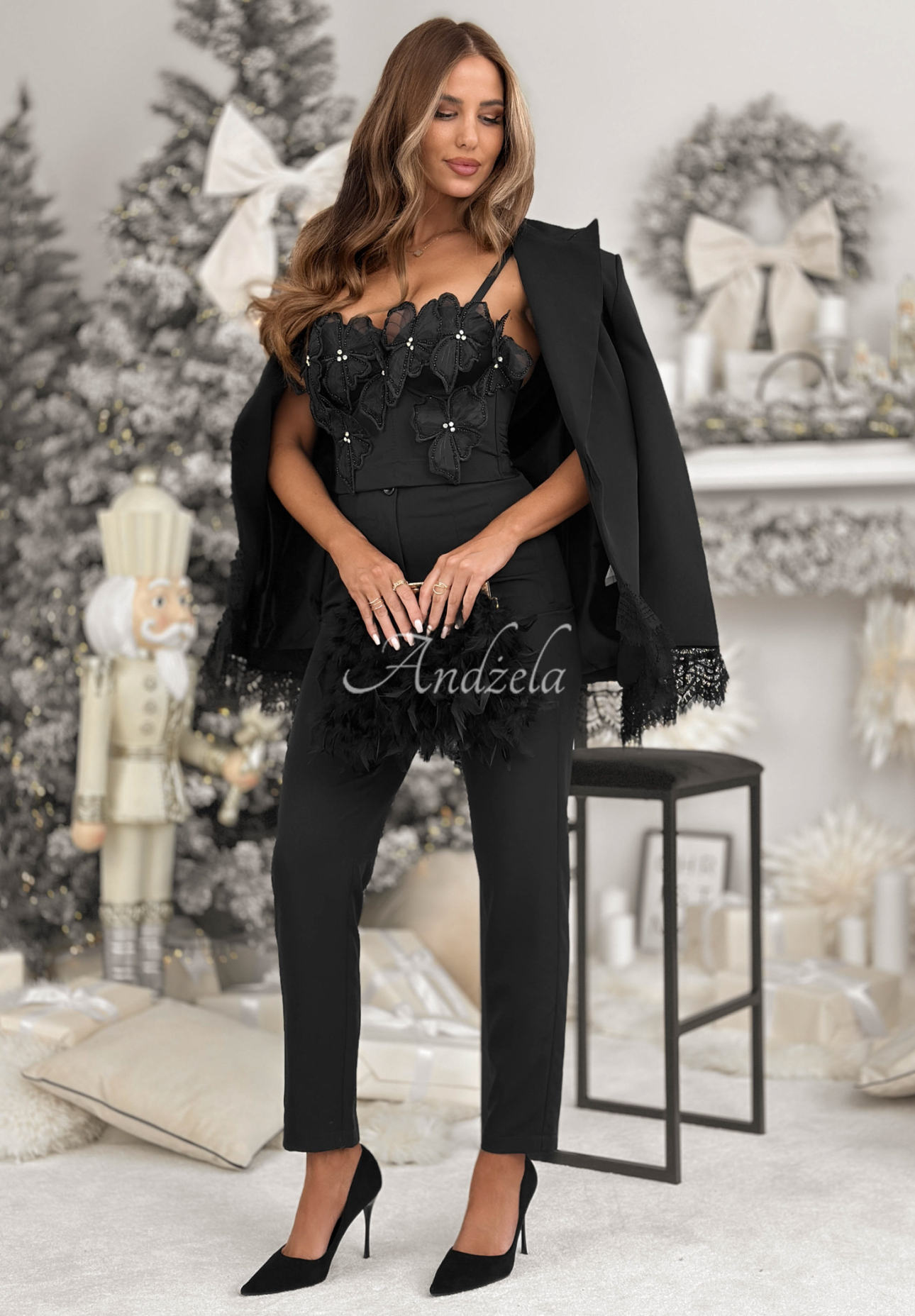 Short top with decorative flowers Lady In Flowers black