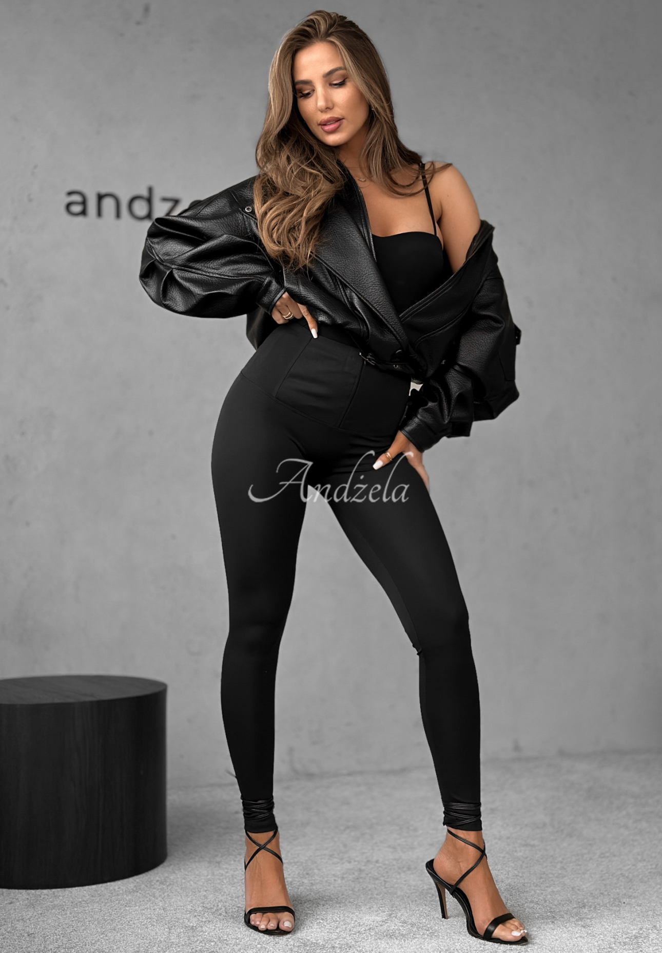 Modeling leggings Too Good black