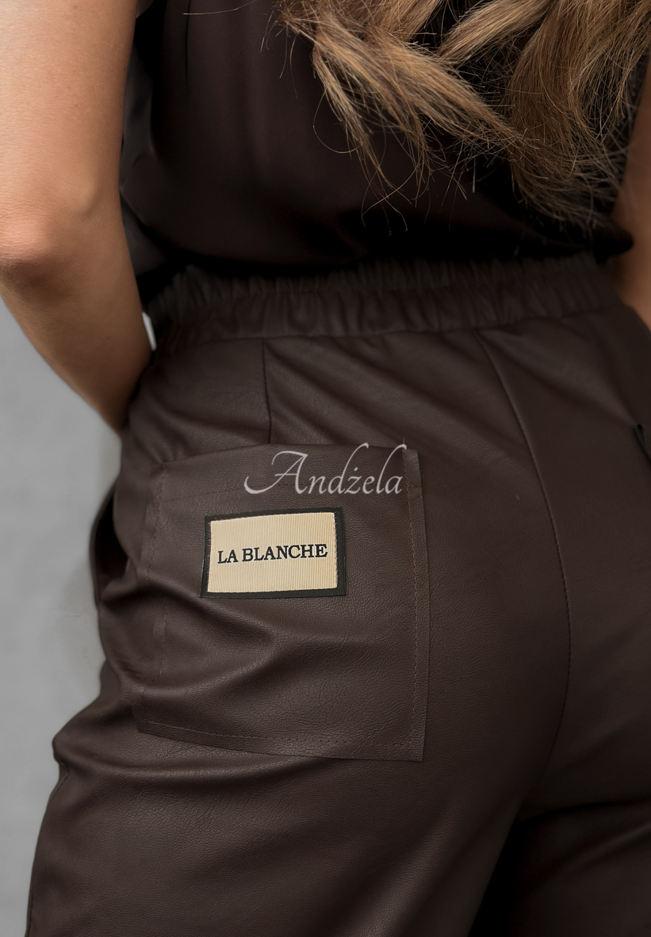 Woskowane spodnie She Is Strong czekoladowe