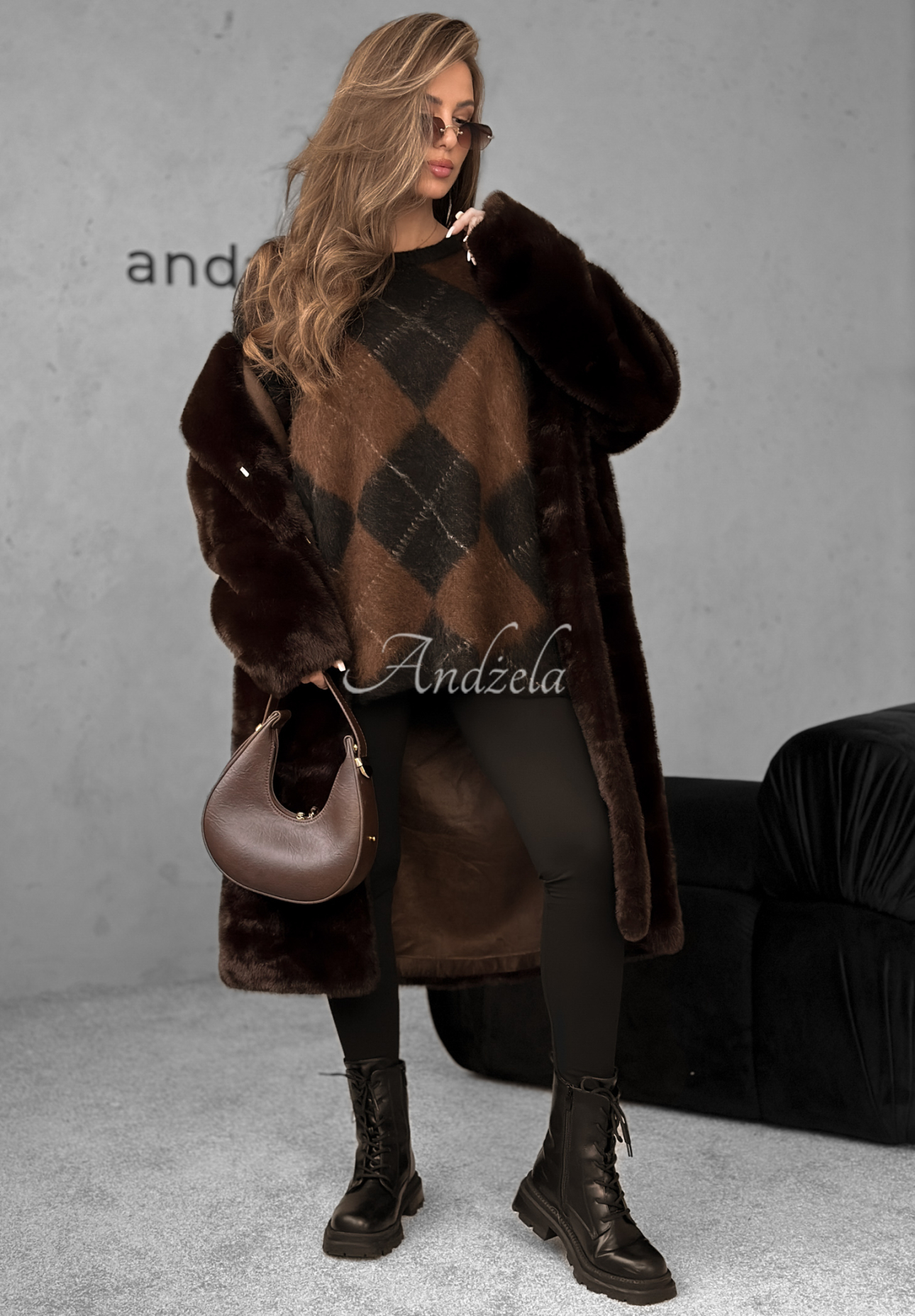 Sweter w romby z wełną i wiskozą Winter Things czekoladowo-czarny