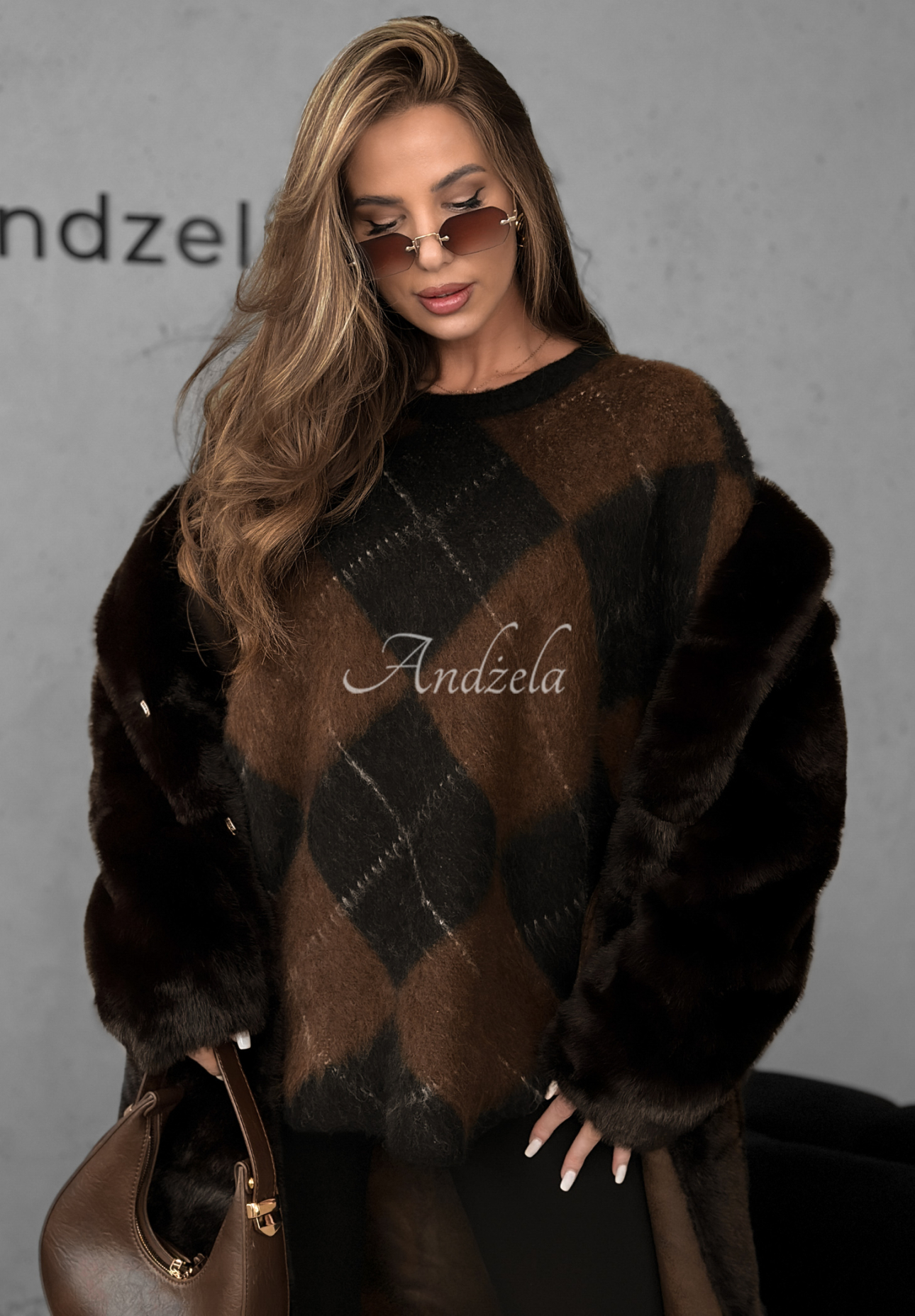 Sweter w romby z wełną i wiskozą Winter Things czekoladowo-czarny