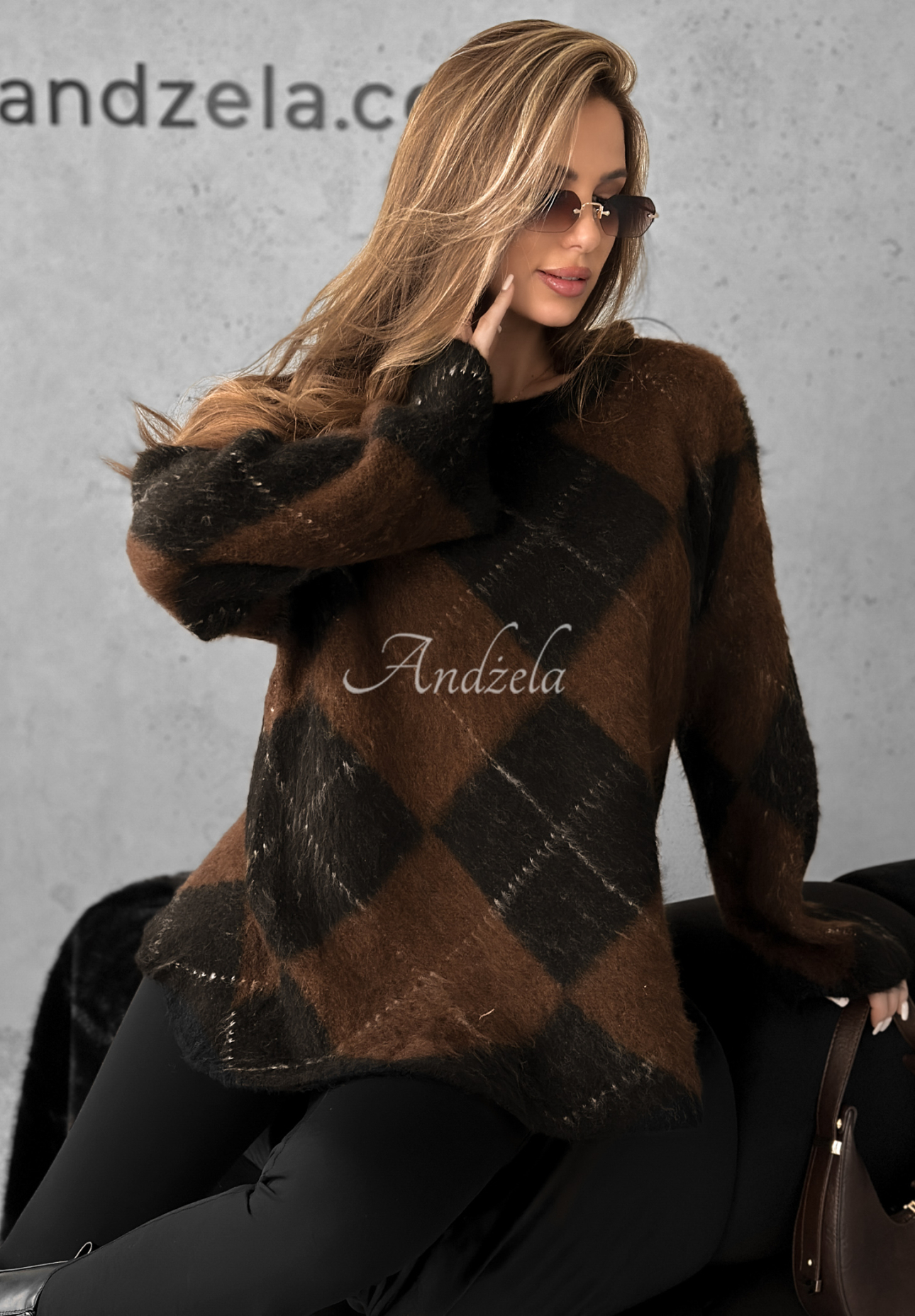 Sweter w romby z wełną i wiskozą Winter Things czekoladowo-czarny