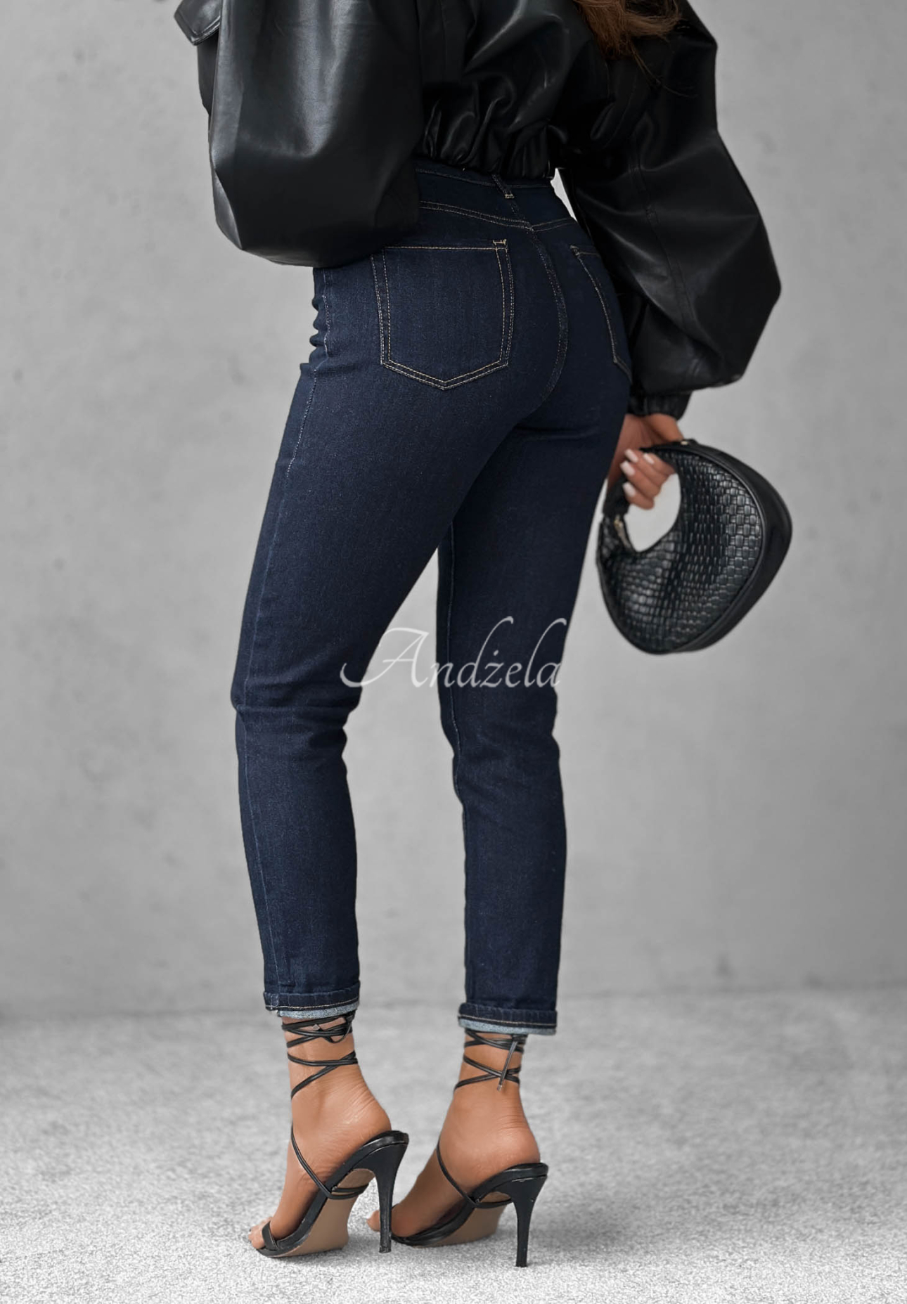 Spodnie jeansowe mom fit z paskiem Let’s Not Talk granatowe