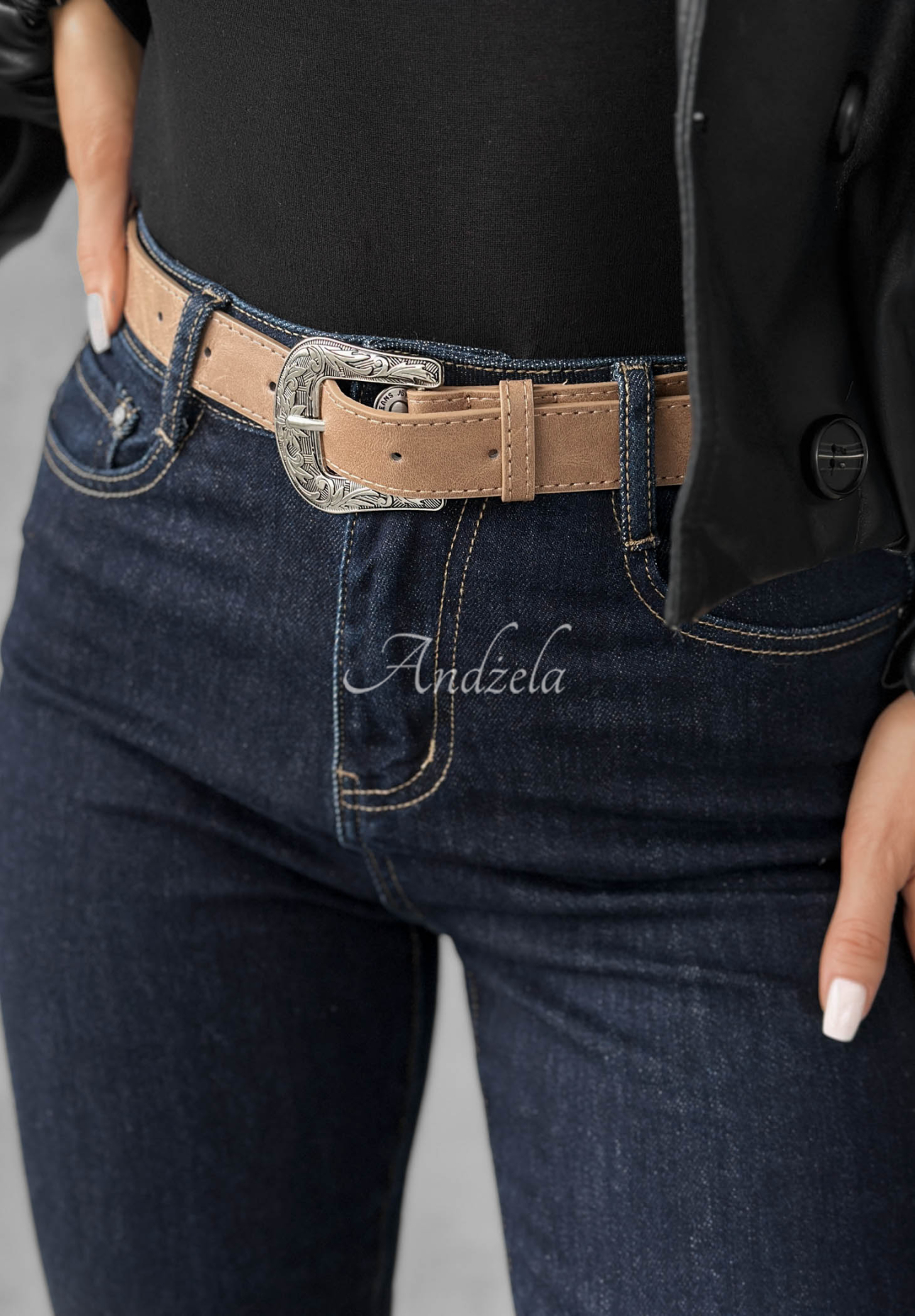 Spodnie jeansowe mom fit z paskiem Let’s Not Talk granatowe