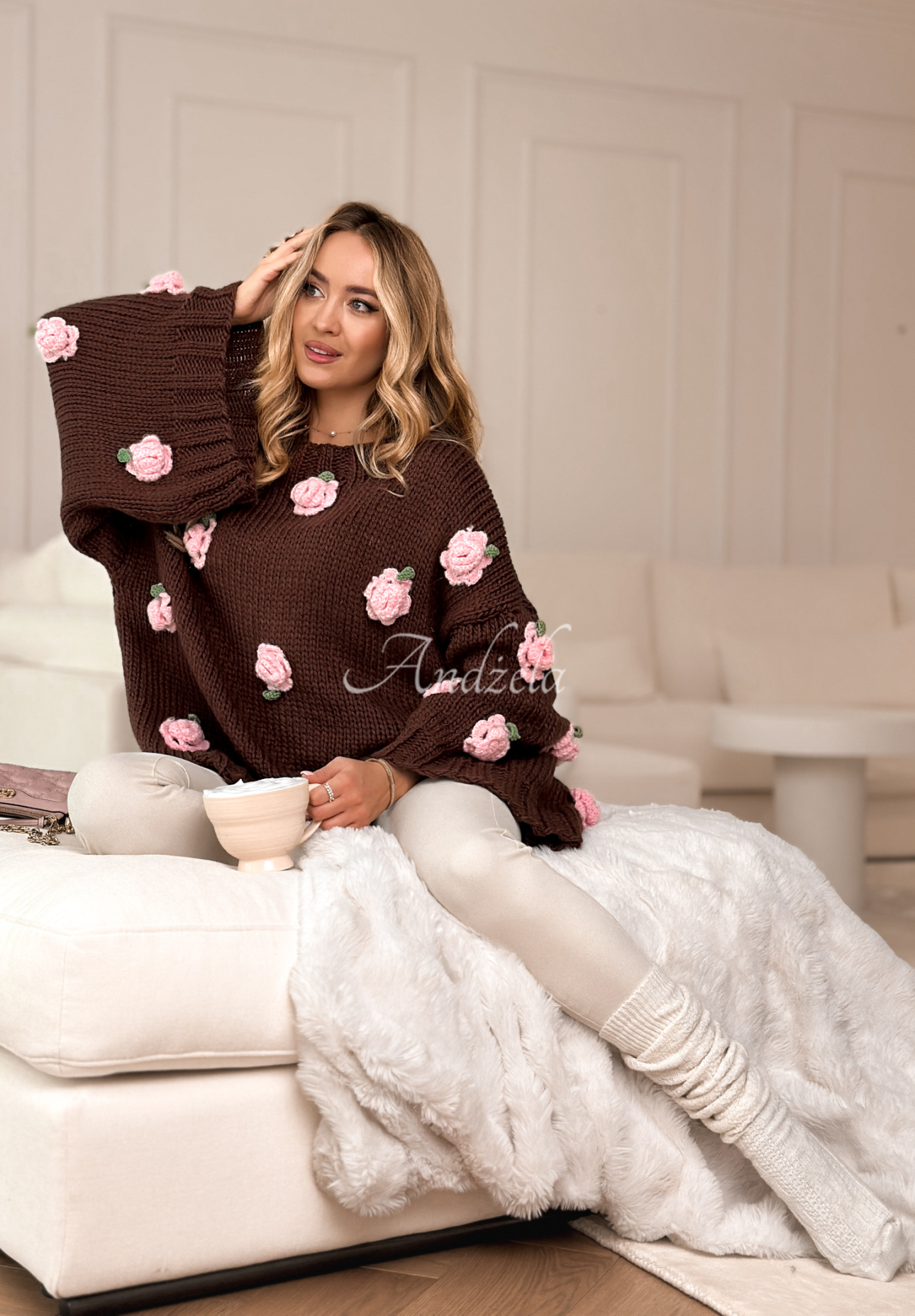 Sweter z szerokimi rękawami w różyczki Sweet Little Roses czekoladowy