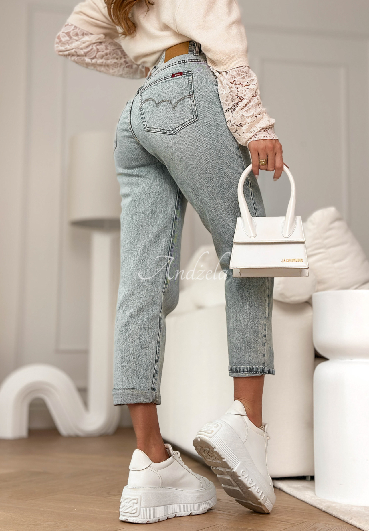 Spodnie jeansowe mom fit z paskiem Before I Go jasnoniebieskie