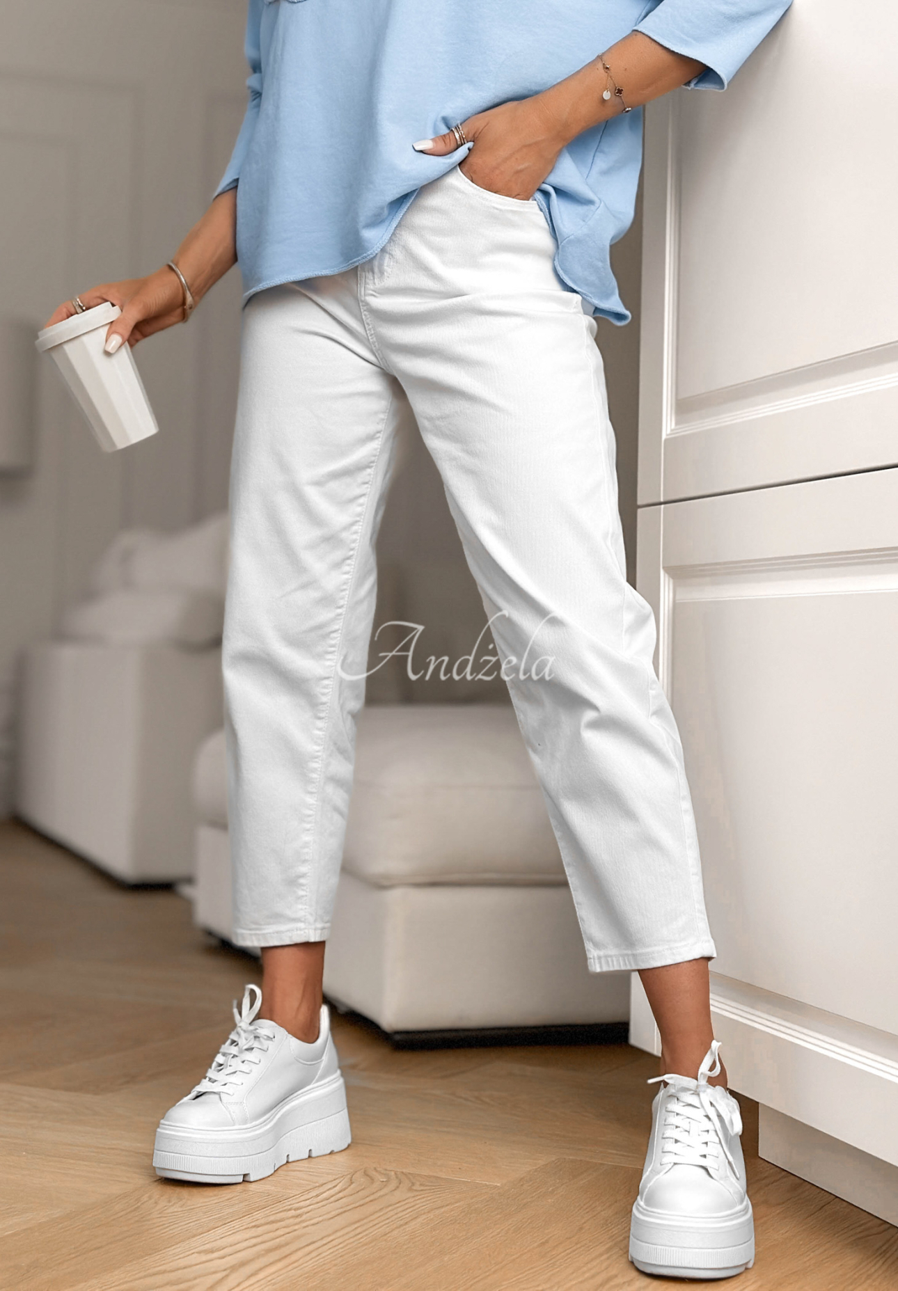 Spodnie jeansowe mom fit z paskiem Know Nothing białe