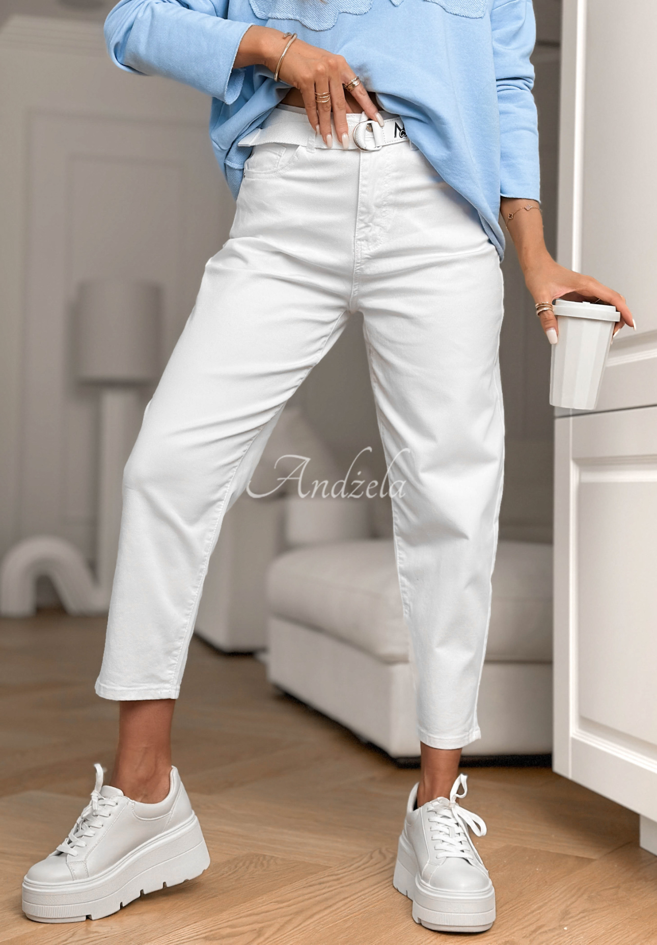 Spodnie jeansowe mom fit z paskiem Know Nothing białe