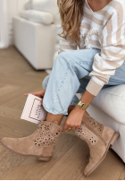 Zamszowe ażurowe botki Good Times Roll beżowe