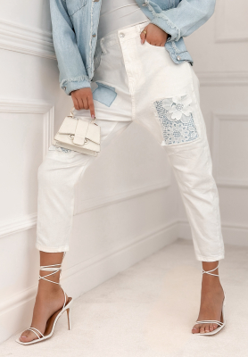 Spodnie jeansowe mom fit z naszywkami Maybe In May białe