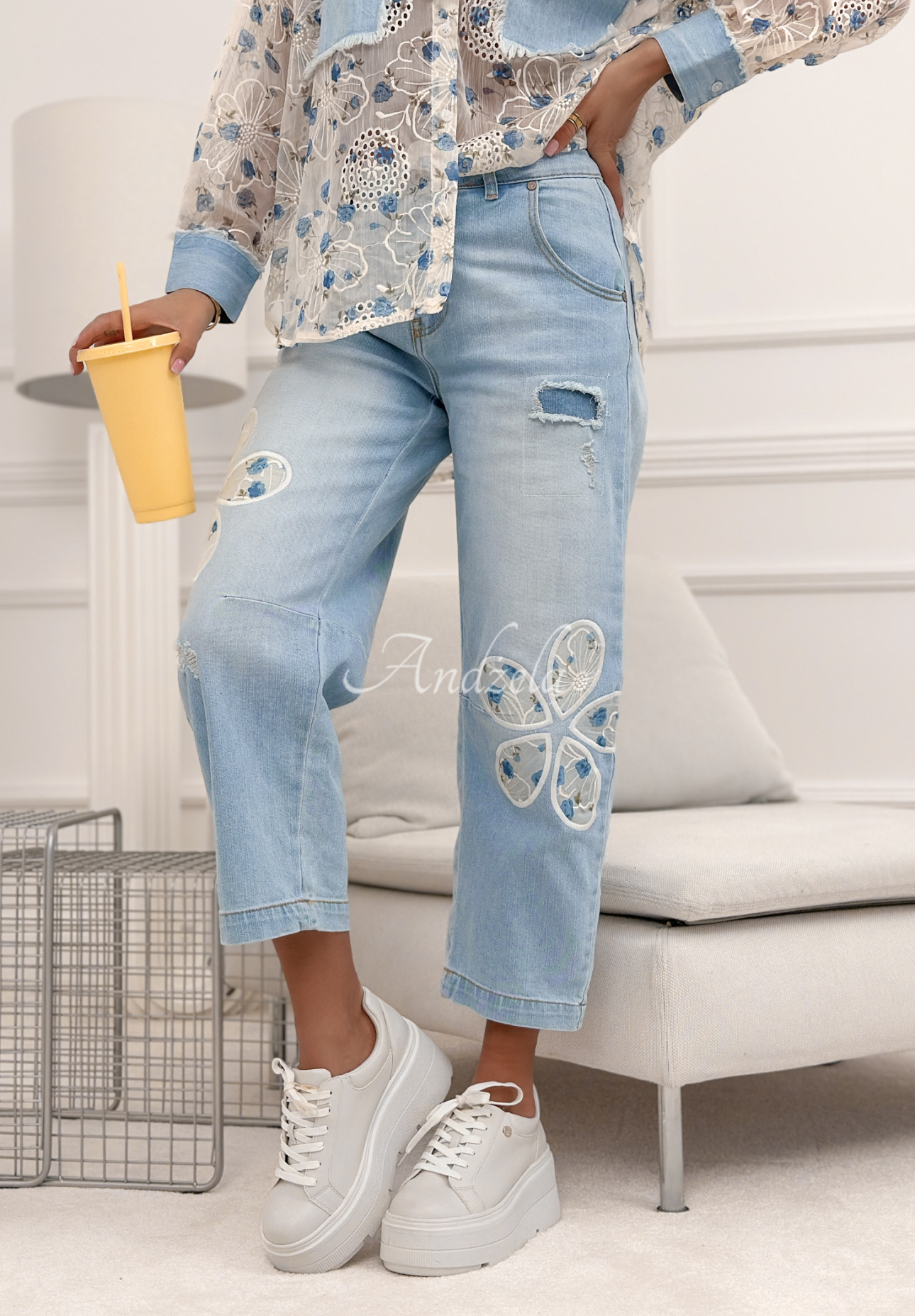 Spodnie jeansowe mom fit z haftami Flowery Gifts jasnoniebieskie