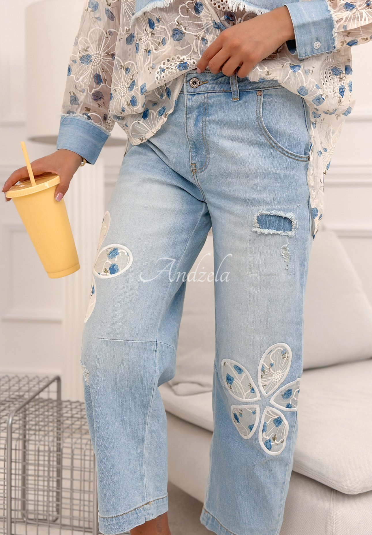 Mom fit jeans with Flowery Gifts embroidery, light blue