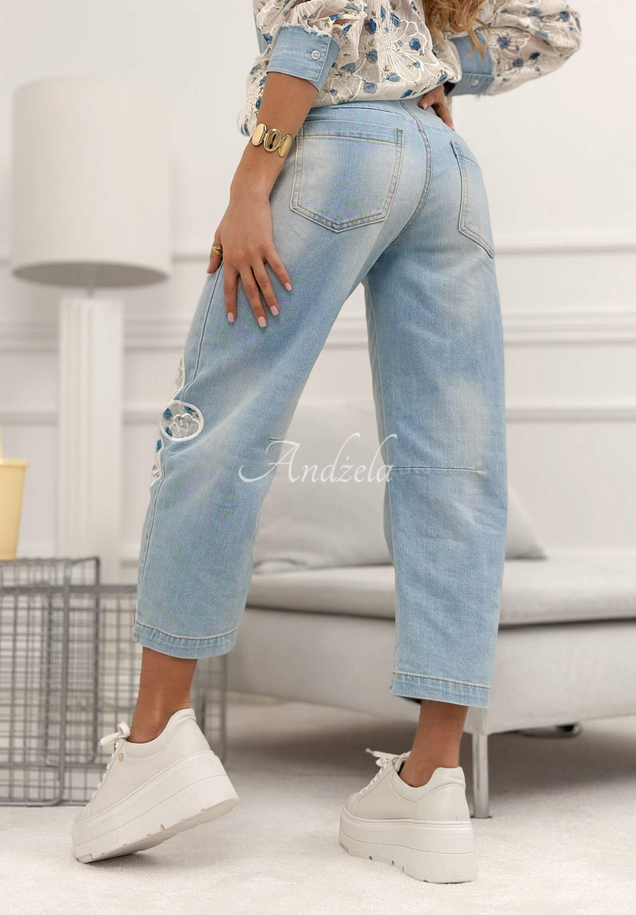 Mom fit jeans with Flowery Gifts embroidery, light blue