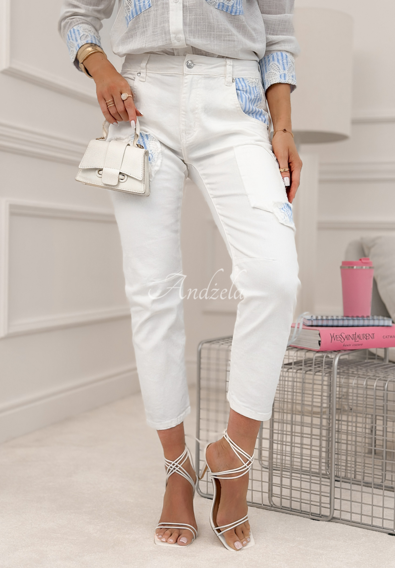 Spodnie jeansowe mom fit z naszywkami Just Be Kind białe