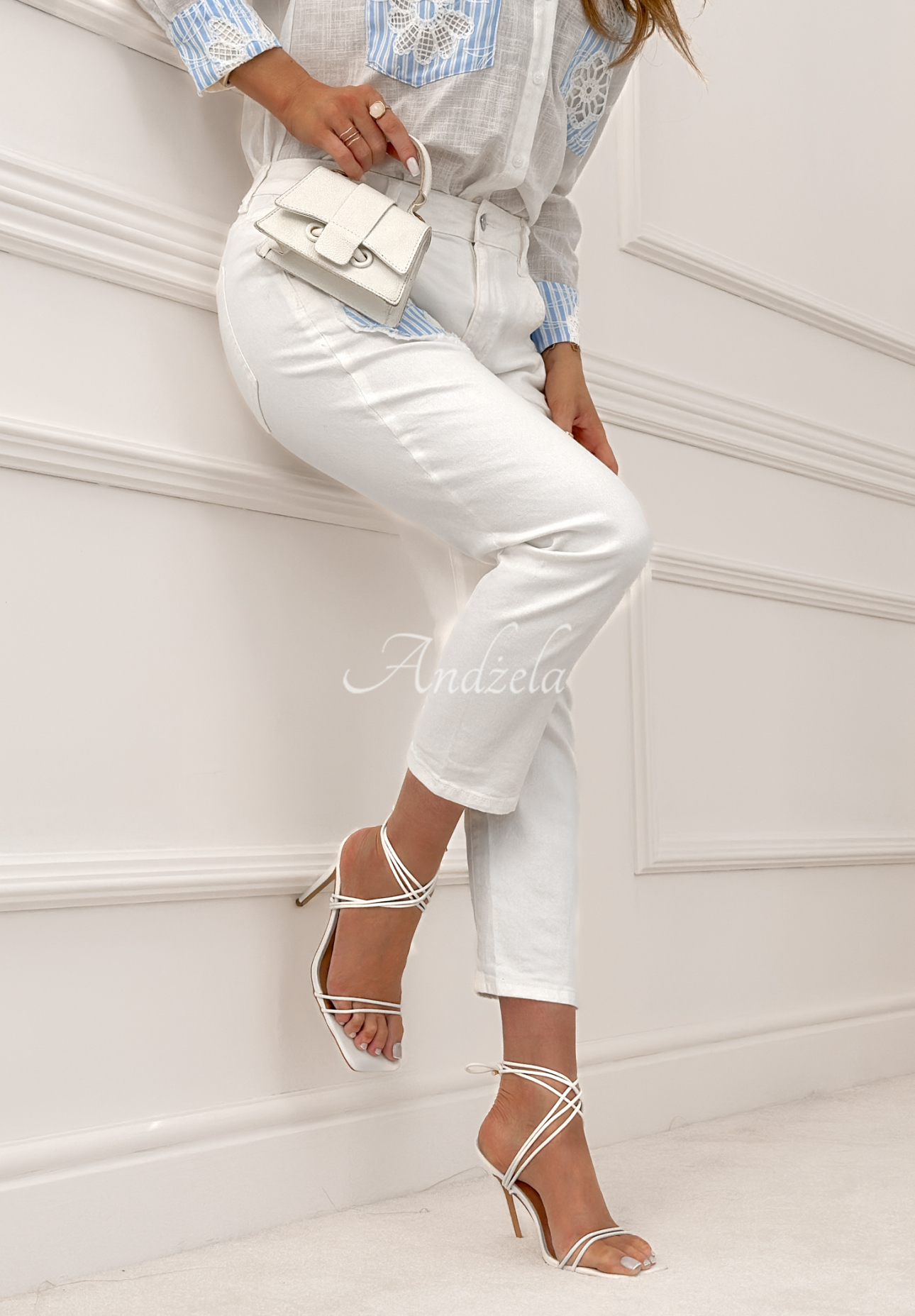 Spodnie jeansowe mom fit z naszywkami Just Be Kind białe