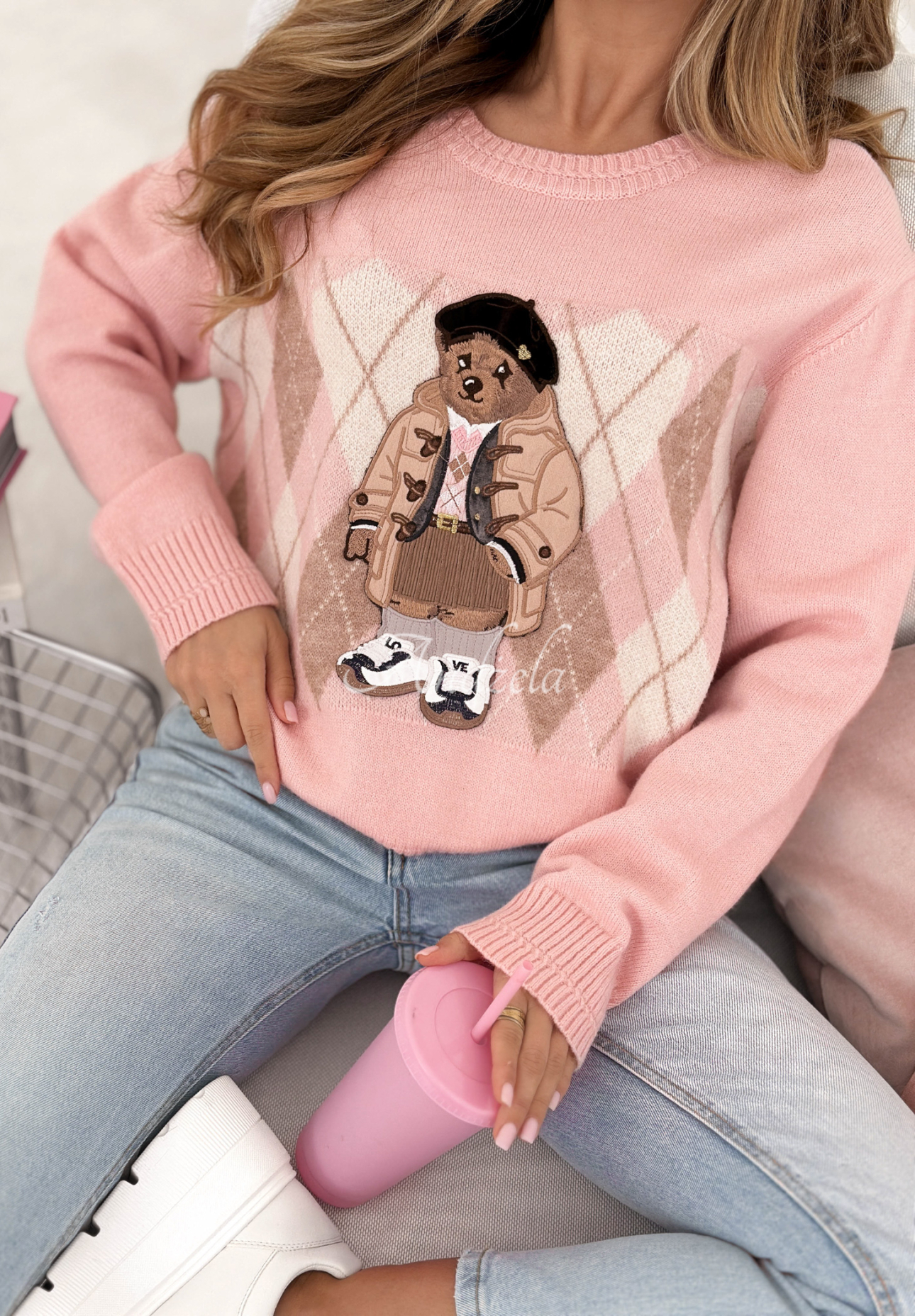 Wiskozowy sweter w romby z misiem Lady Bear pudrowy róż