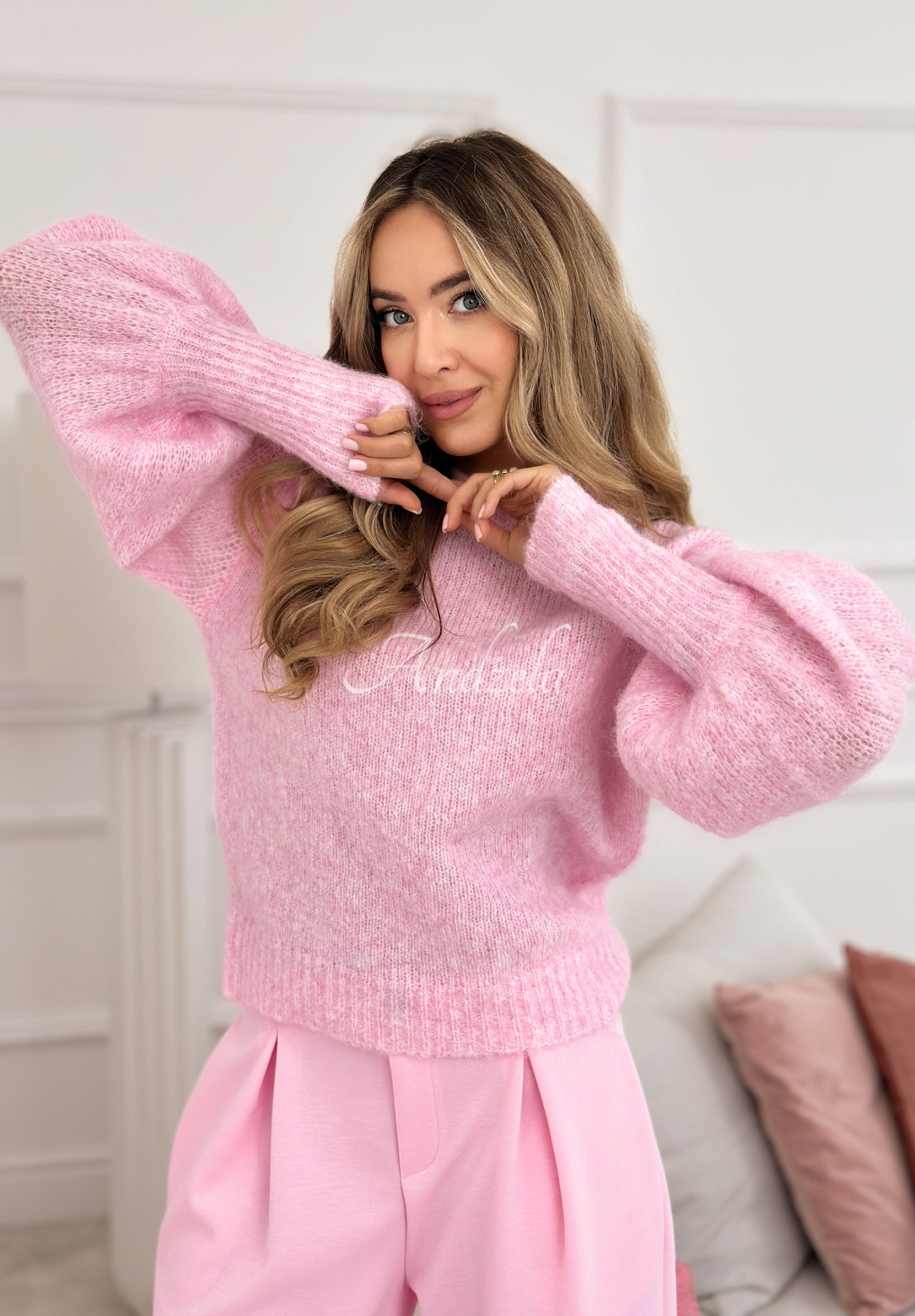 Miękki sweter z bufkami i wełną Colorful Clouds pudrowy róż