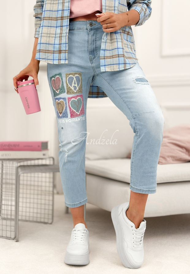 Spodnie jeansowe mom fit z naszywkami Four Hearts jasnoniebieskie