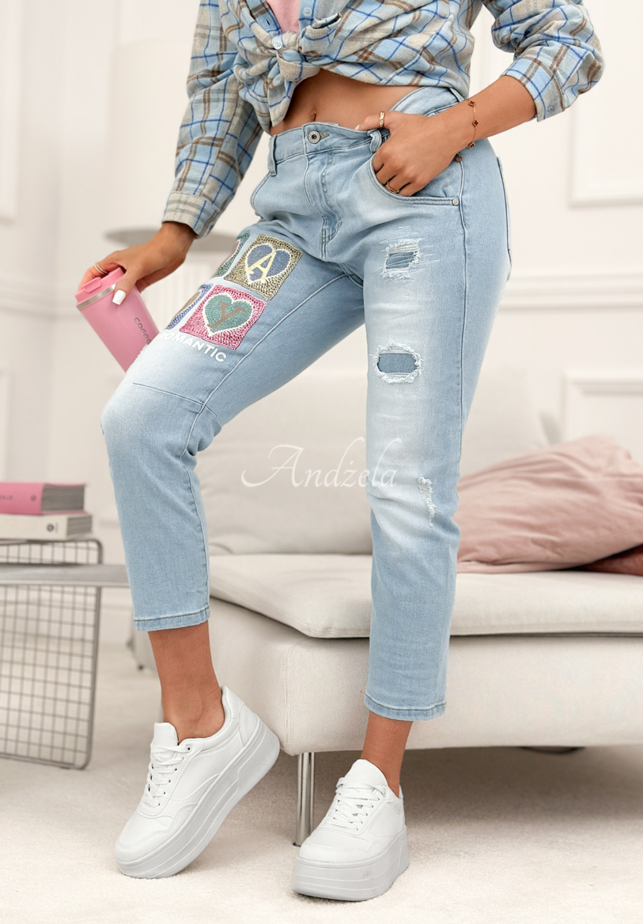 Spodnie jeansowe mom fit z naszywkami Four Hearts jasnoniebieskie