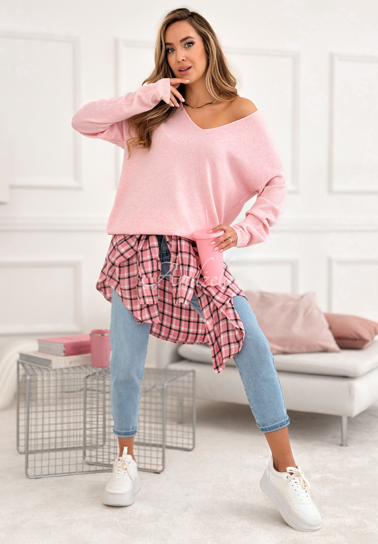 Lekki sweter z dekoltem Sensibility pudrowy róż