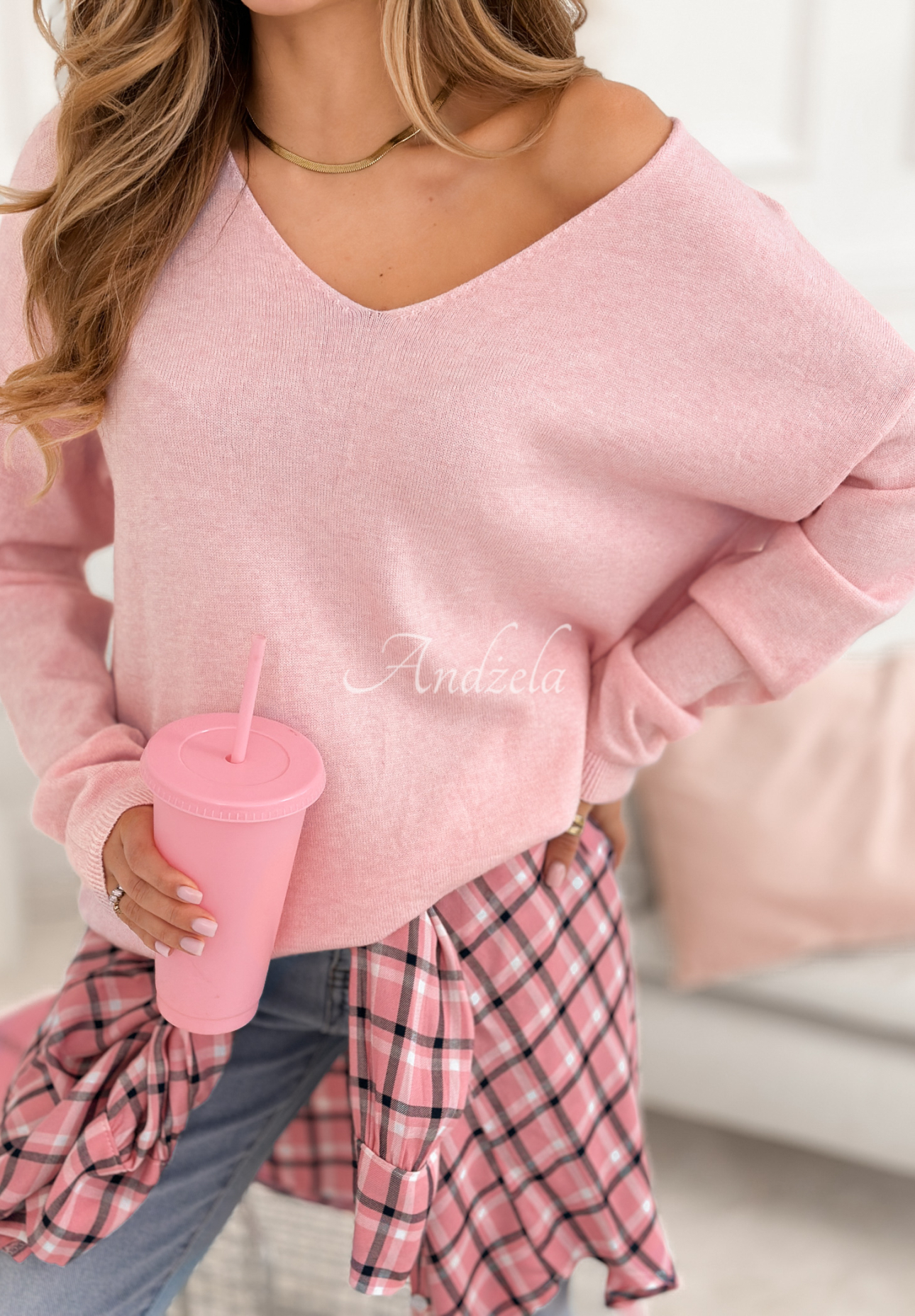 Lekki sweter z dekoltem Sensibility pudrowy róż