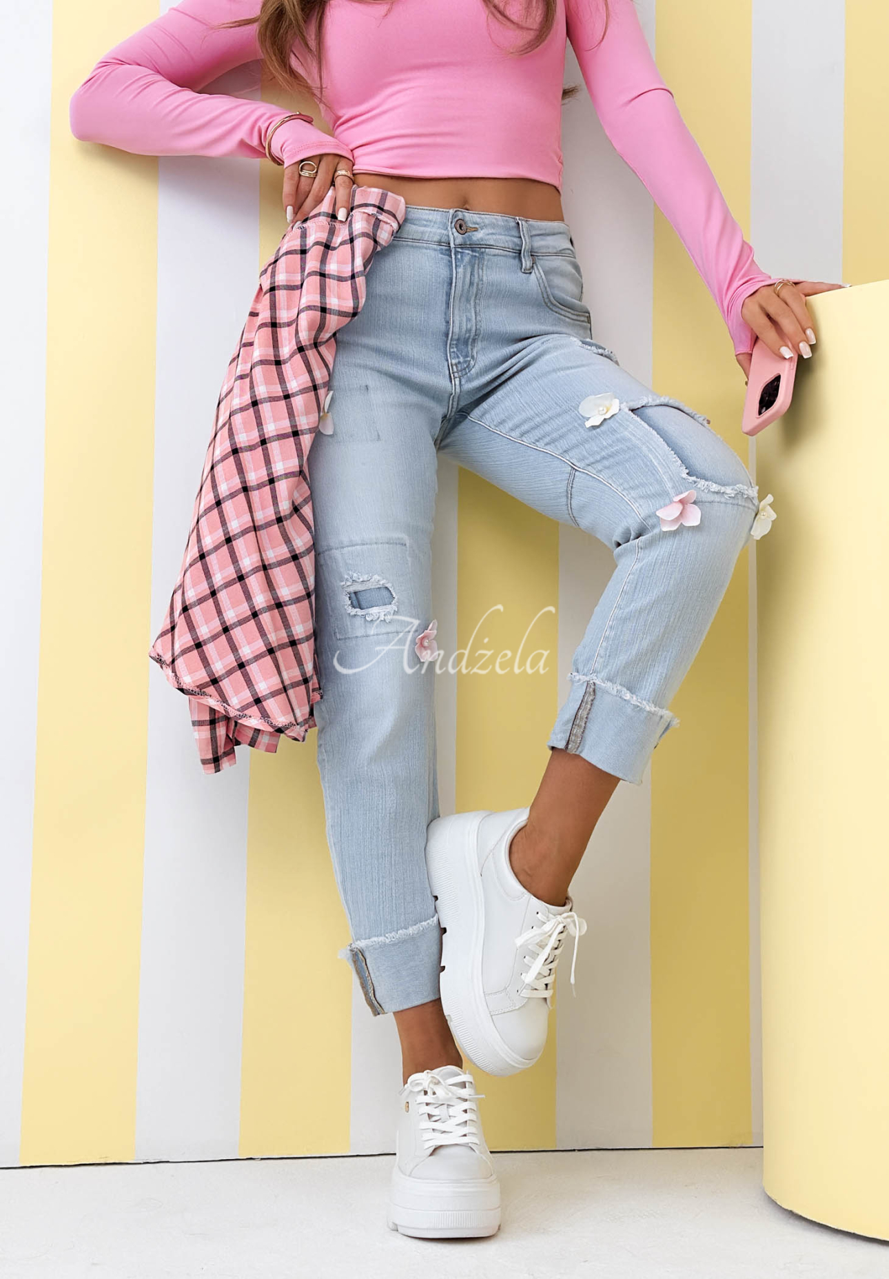 Spodnie jeansowe mom fit z kwiatami Sweet Little Flowers jasnoniebieskie