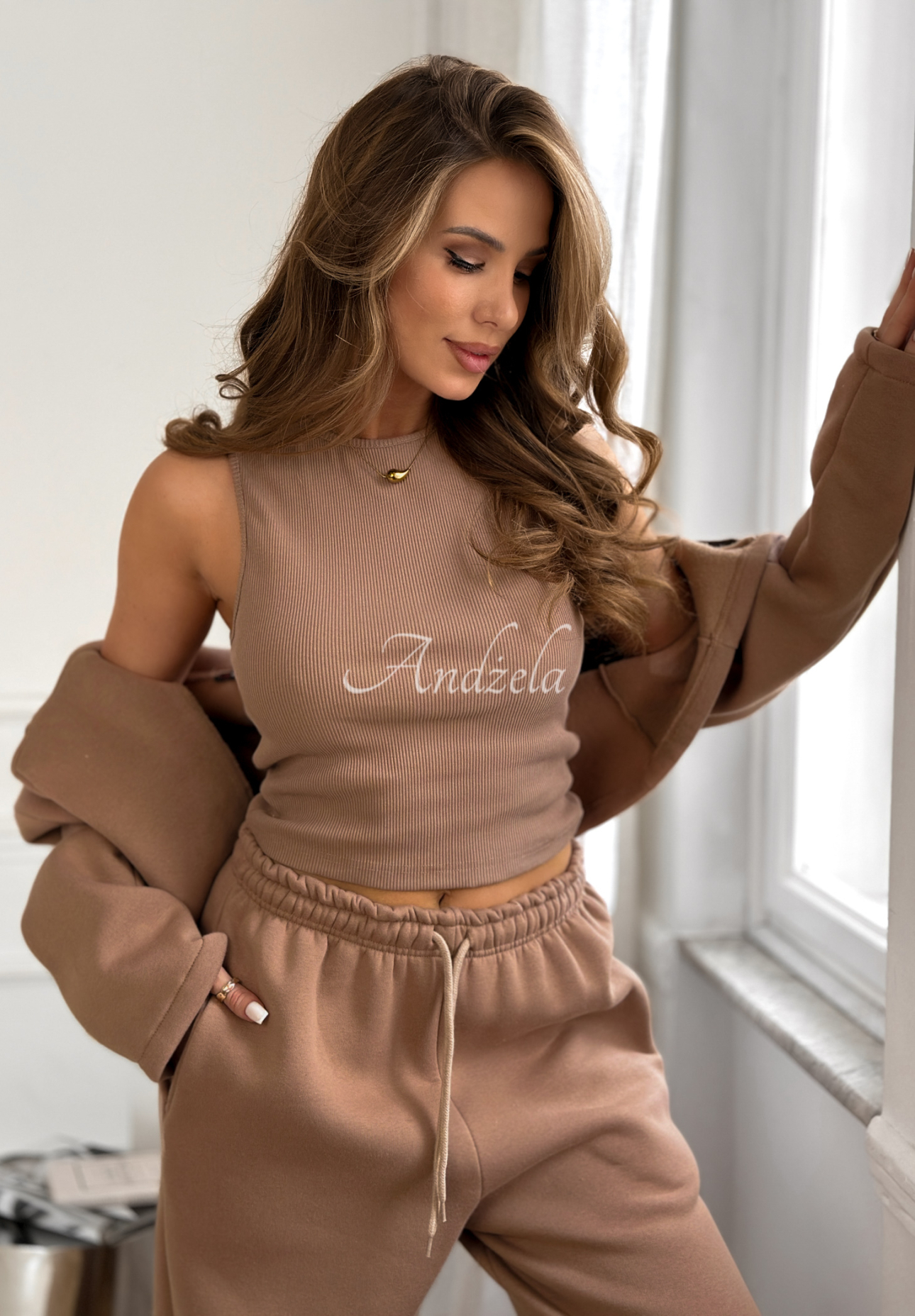 Bawełniany komplet dresowy marynarka, spodnie i top 3in1 Almost There camelowy