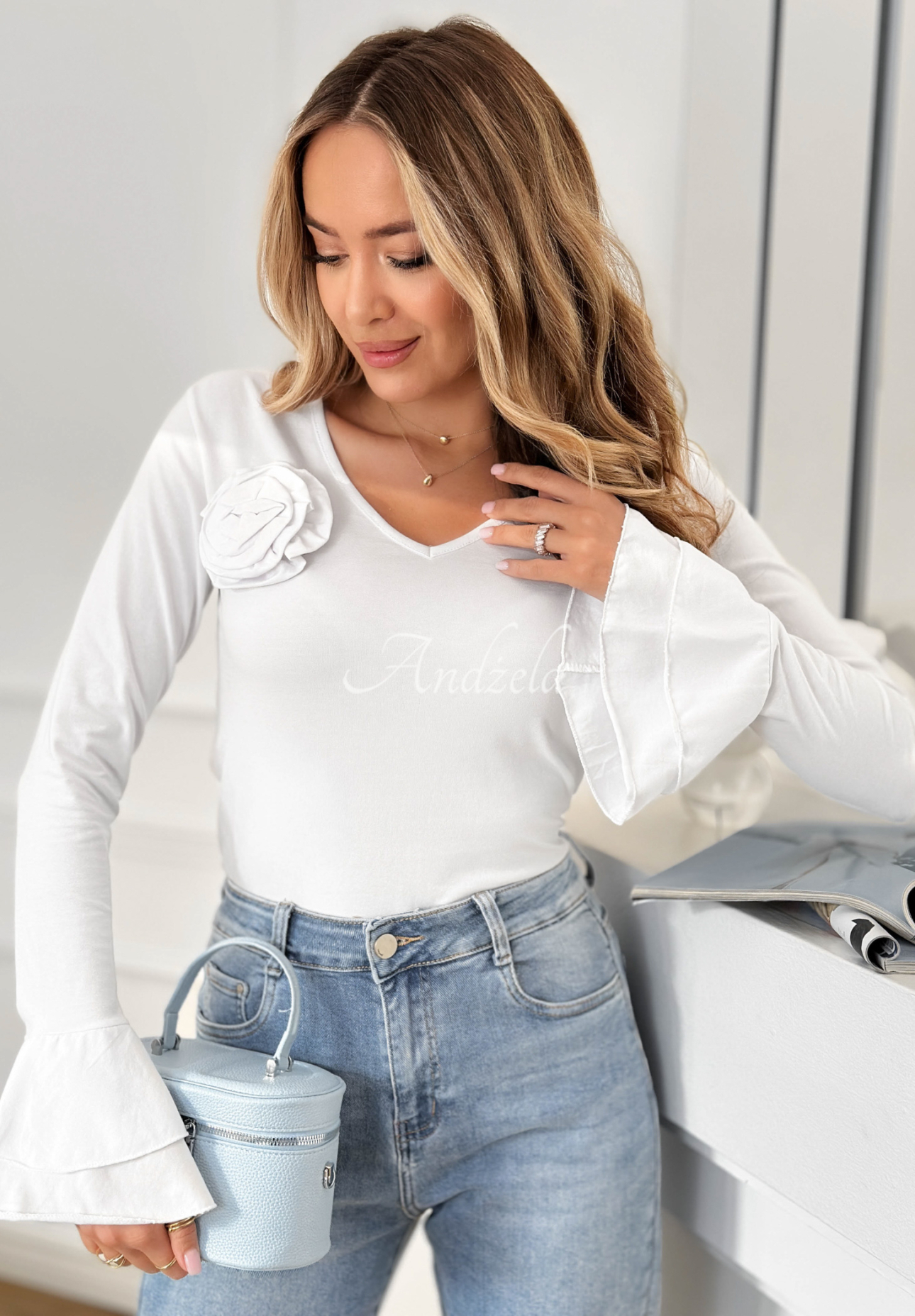 Bawełniana bluzka z różą i falbanką You Know Why biała