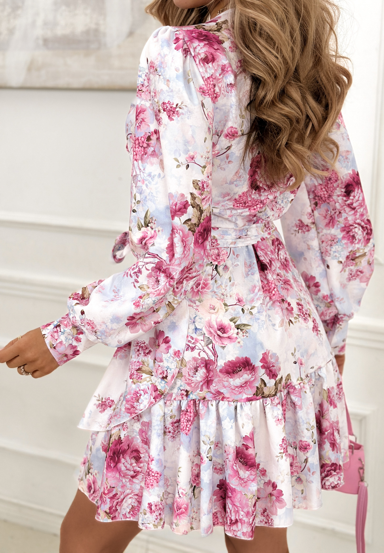 Kopertowa sukienka z wiskozą w kwiaty How Was It błękitno-różowa