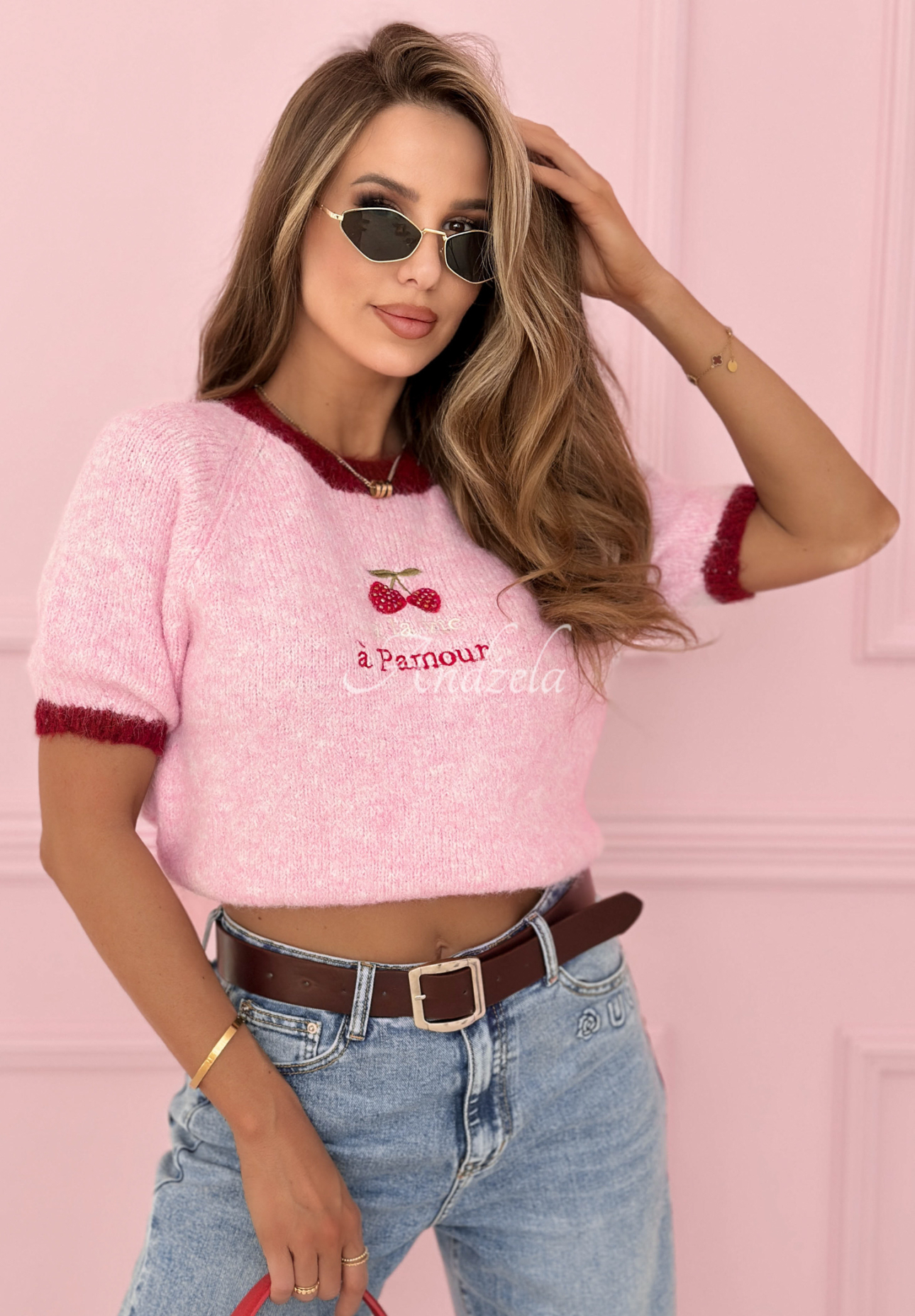 Sweter z haftowanymi wisienkami i wiskozą Cherry Pamour różowy