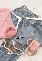 Spodnie jeansowe mom fit w kwiecisty print Take Your Time niebieskie