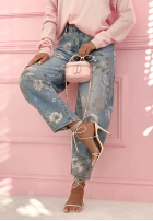Spodnie jeansowe mom fit w kwiecisty print Take Your Time niebieskie