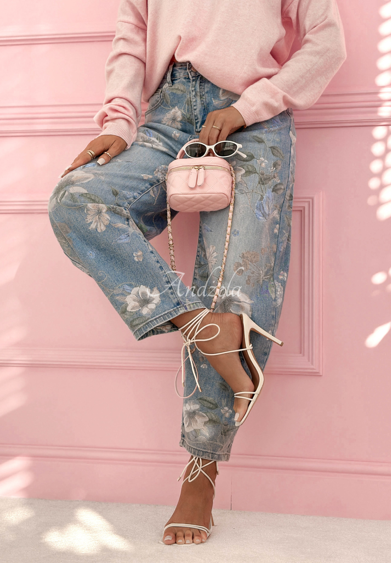 Spodnie jeansowe balloon w kwiecisty print Take Your Time niebieskie