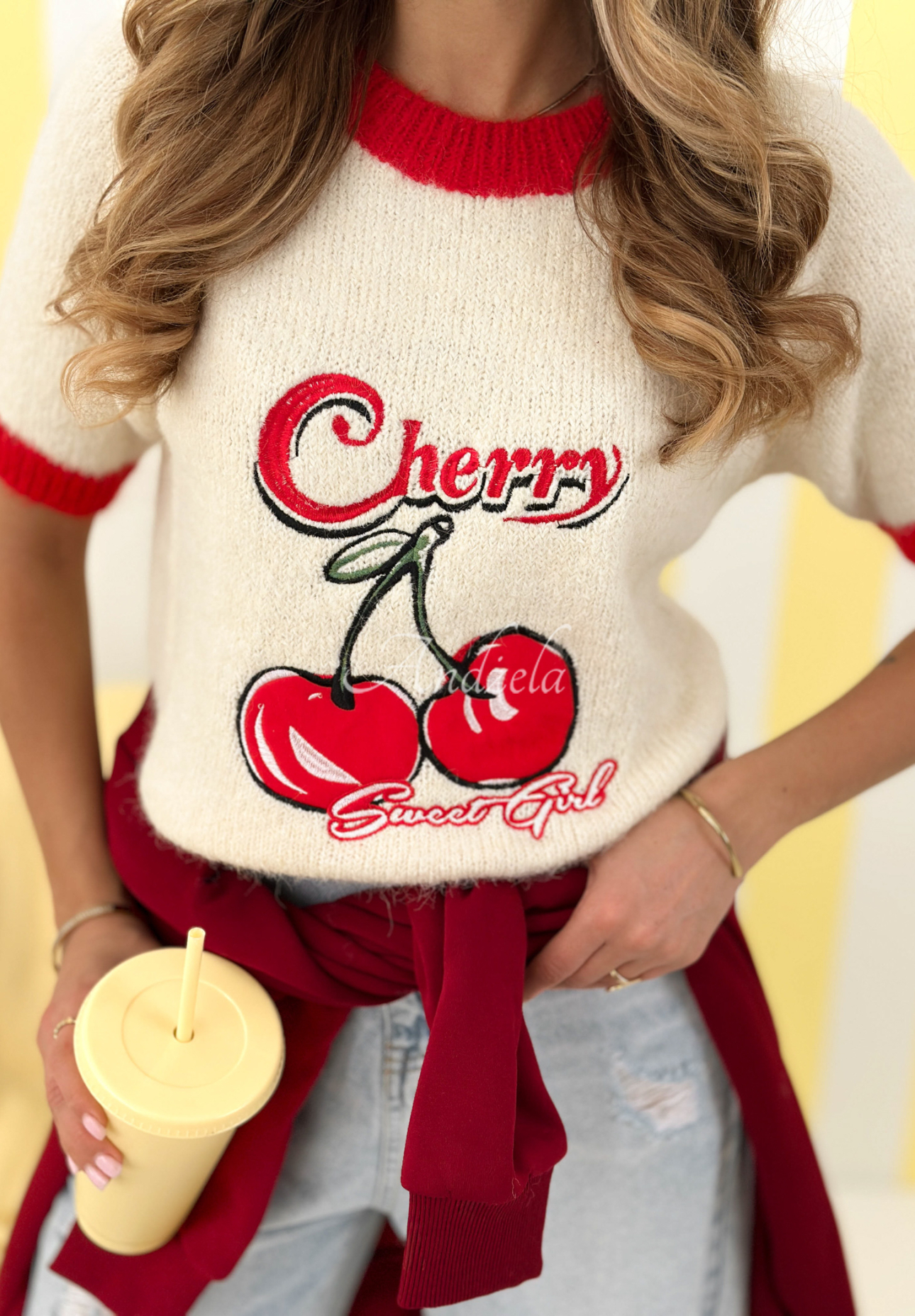 Miękki sweter z wisienkami i wiskozą Cherry Sweet Girl jasnobeżowy