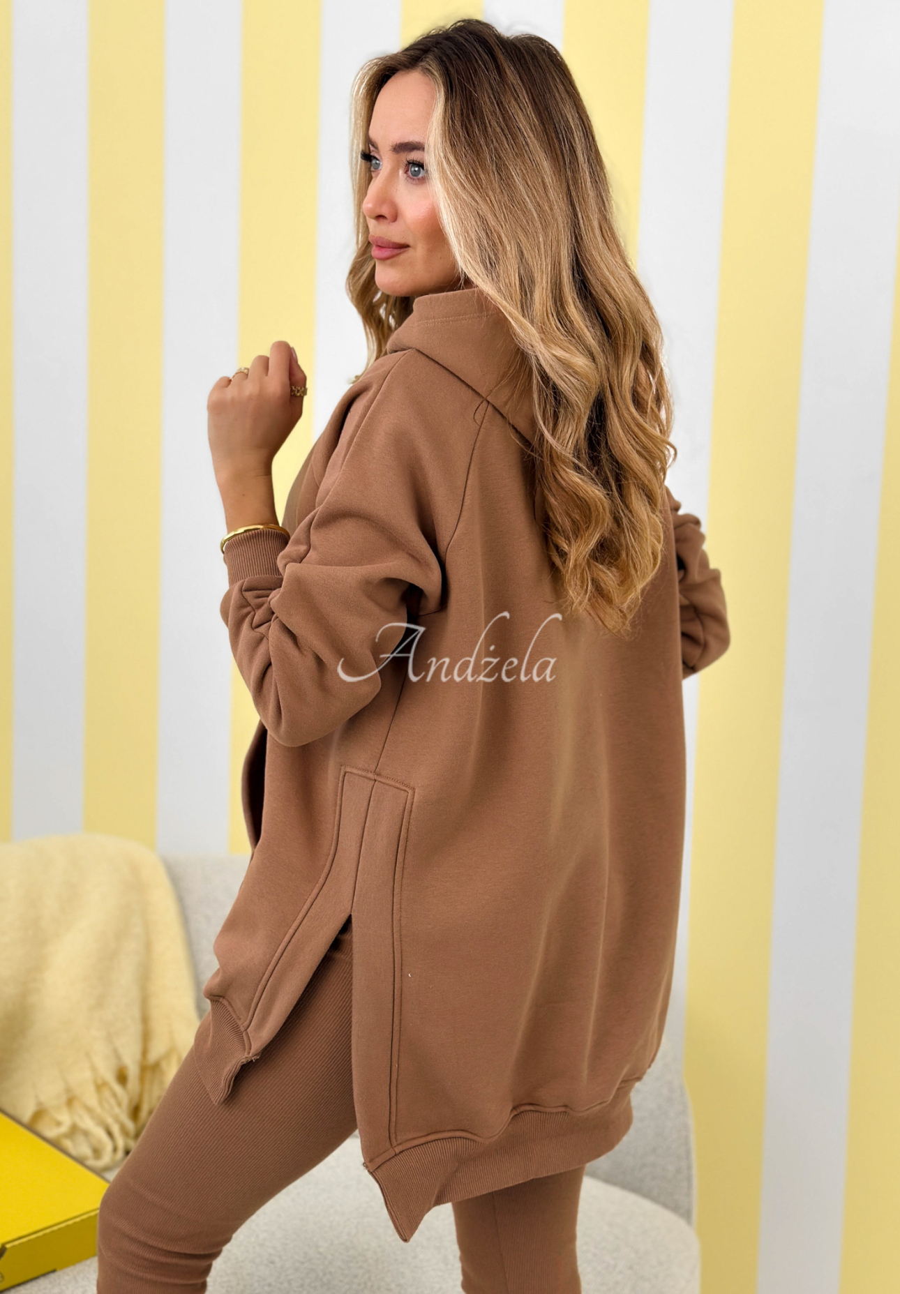 Bluza z kieszenią i kapturem Siempre camelowa II