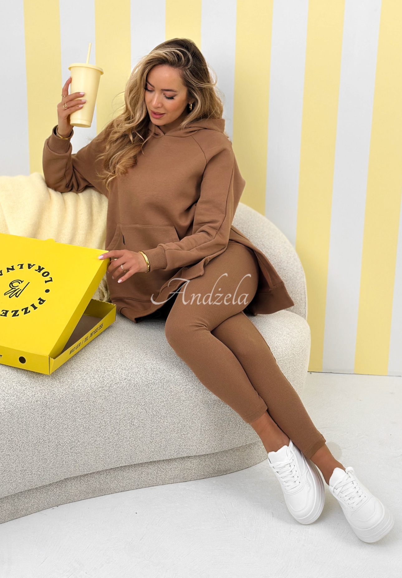 Bluza z kieszenią i kapturem Siempre camelowa II