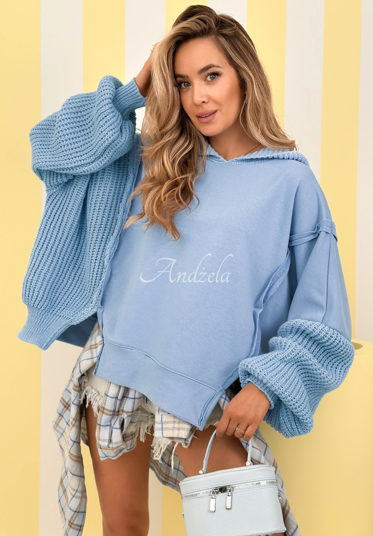 Bawełniana bluza z dzianinowym kapturem i rękawami Think About It niebieska